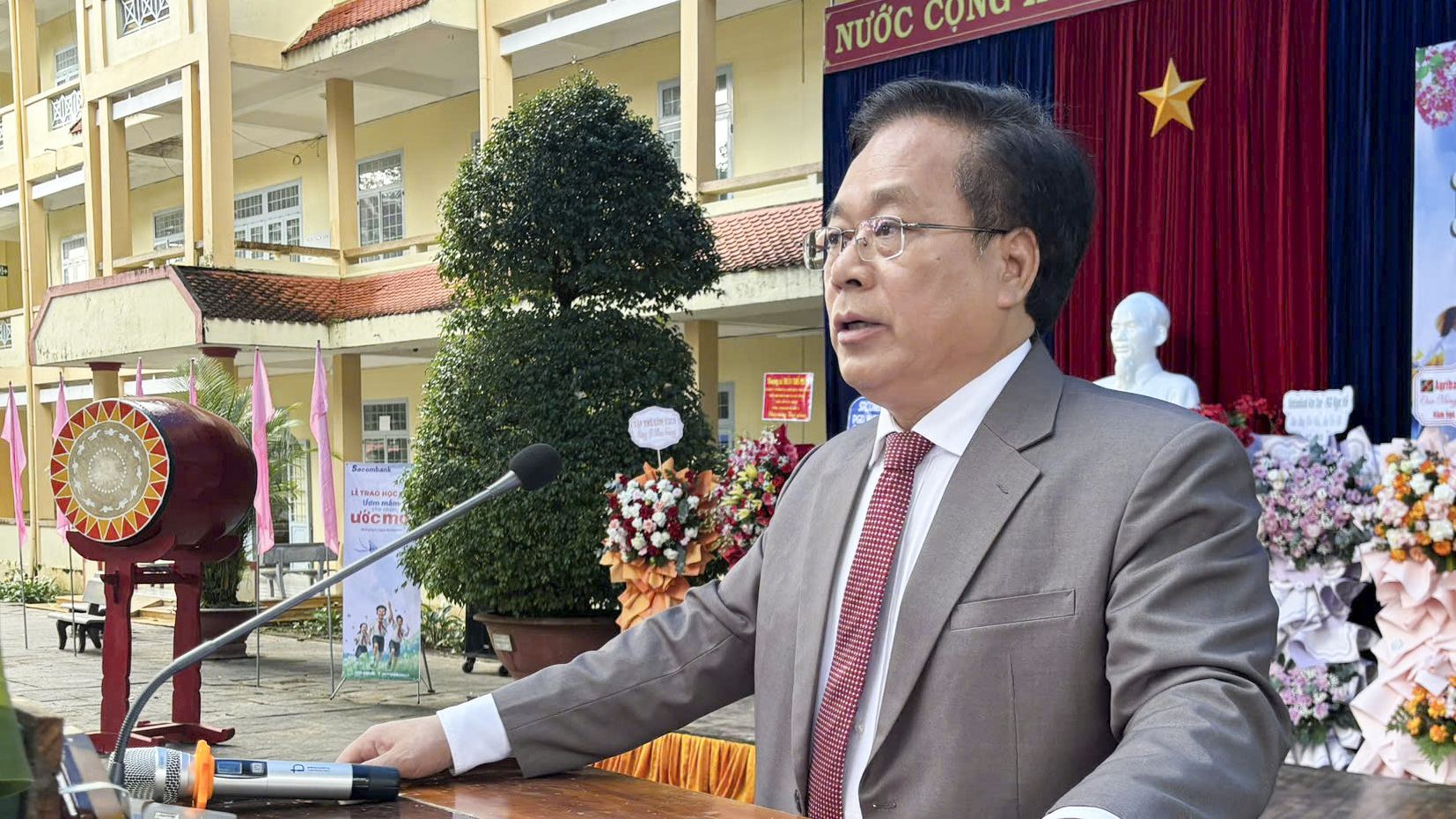 Trao học bổng, xe đạp cho học sinh xã biên giới Quảng Ngãi trong ngày khai giảng - Ảnh 3.