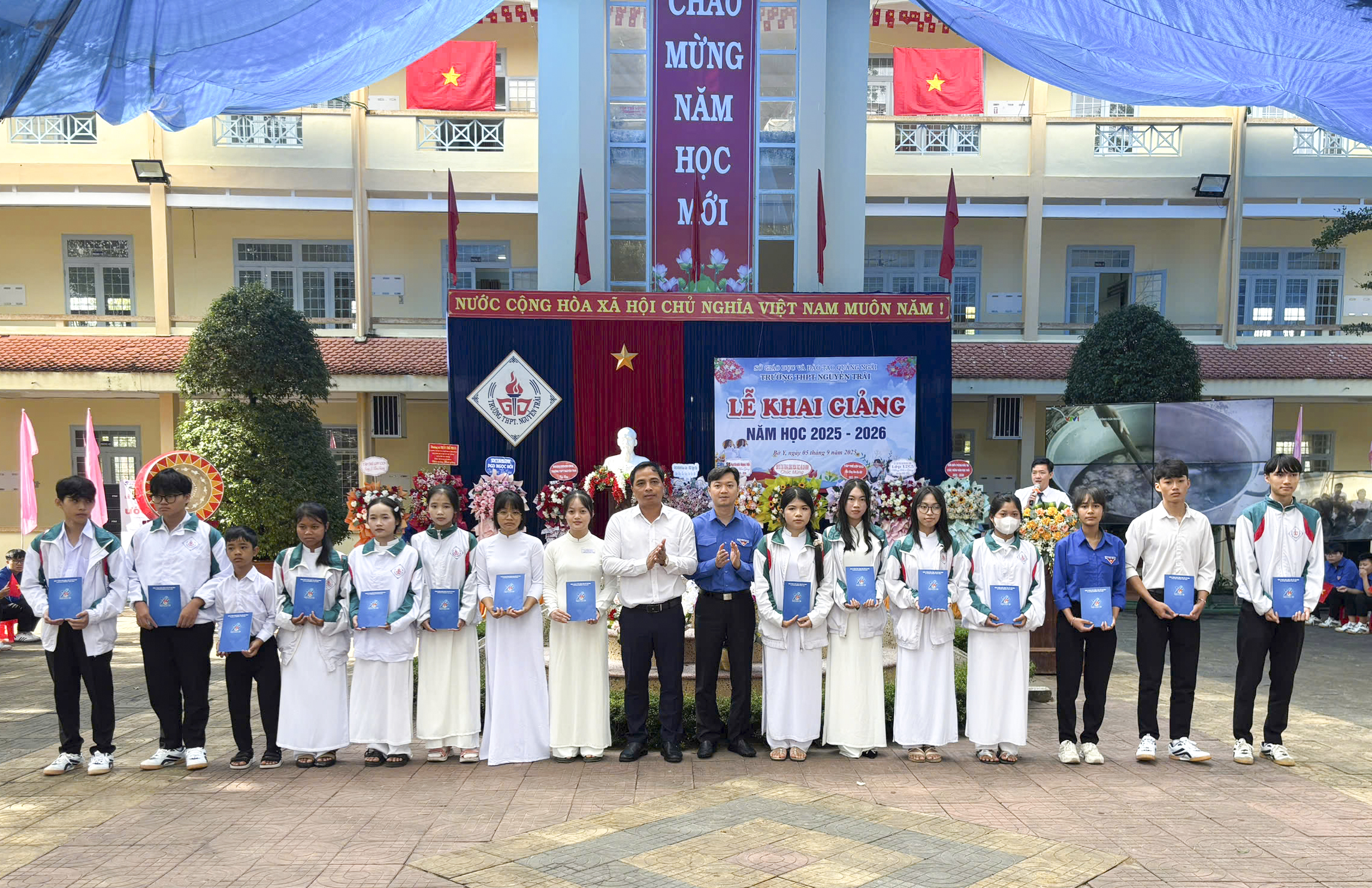 Trao học bổng, xe đạp cho học sinh xã biên giới Quảng Ngãi trong ngày khai giảng - Ảnh 2.