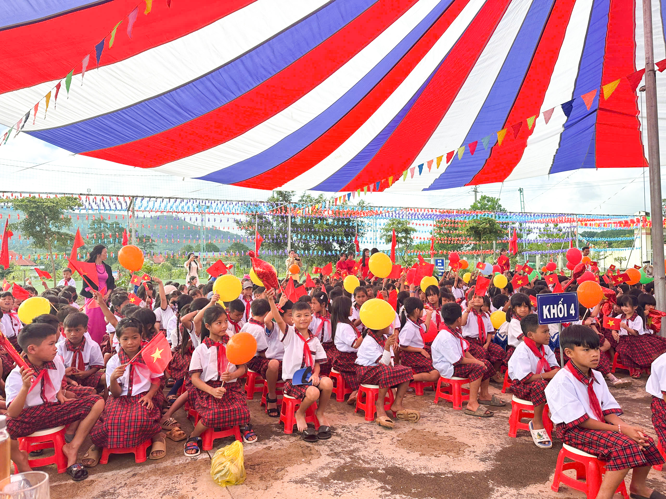 Trường vùng cao Quảng Ngãi phát động nuôi heo đất gây quỹ giúp học sinh mồ côi - Ảnh 1.