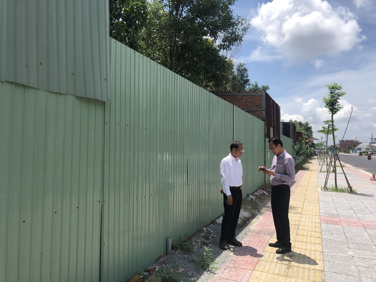 TP.HCM: Nhiều công trình xây dựng trái phép song song với đường dây điện cao thế 220Kv - Ảnh 1.