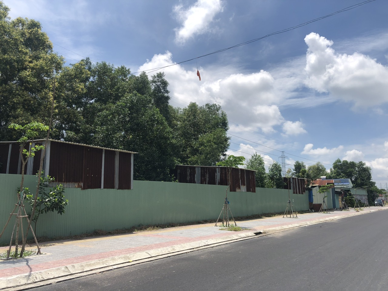 TP.HCM: Nhiều công trình xây dựng trái phép song song với đường dây điện cao thế 220Kv - Ảnh 3.