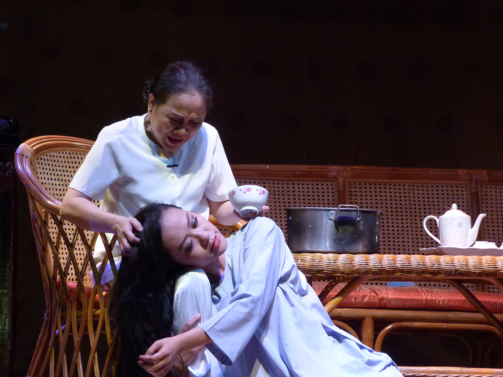 Ai Nhu: 'Bapa ibarat bumbung, ibu tiang' - Foto 2. Ái Như: 'Cha như nóc nhà, mẹ là cây cột'- Ảnh 2.