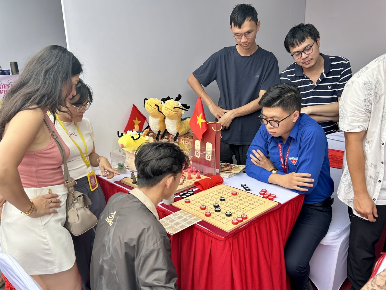 Tân tổng lãnh sự Mỹ: Giới trẻ giữ vai trò cầu nối tương lai  - Ảnh 5.