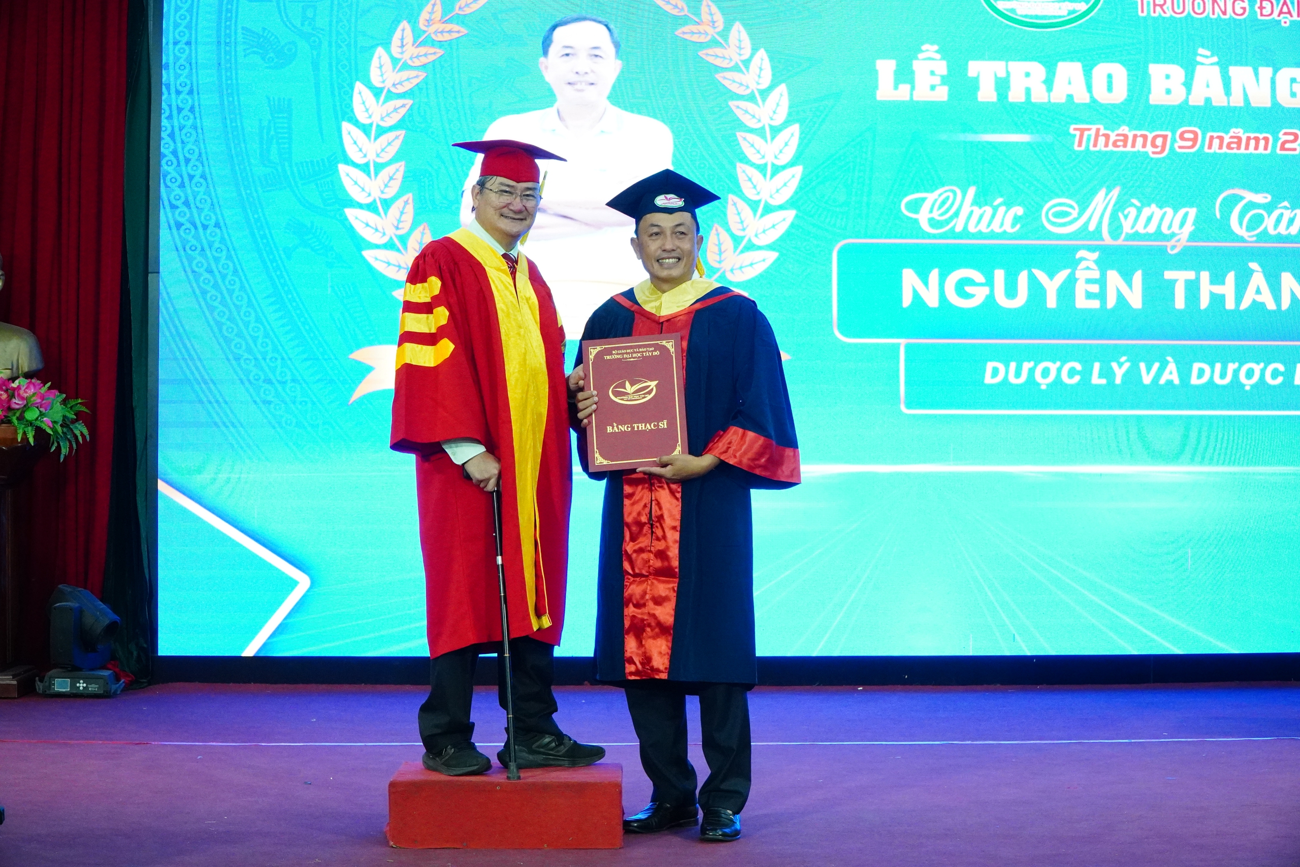 Die Tay Do University hat 102 Studenten ihren Master-Abschluss verliehen – Foto 1. Trường ĐH Tây Đô trao bằng tốt nghiệp thạc sĩ cho 102 học viên- Ảnh 1.