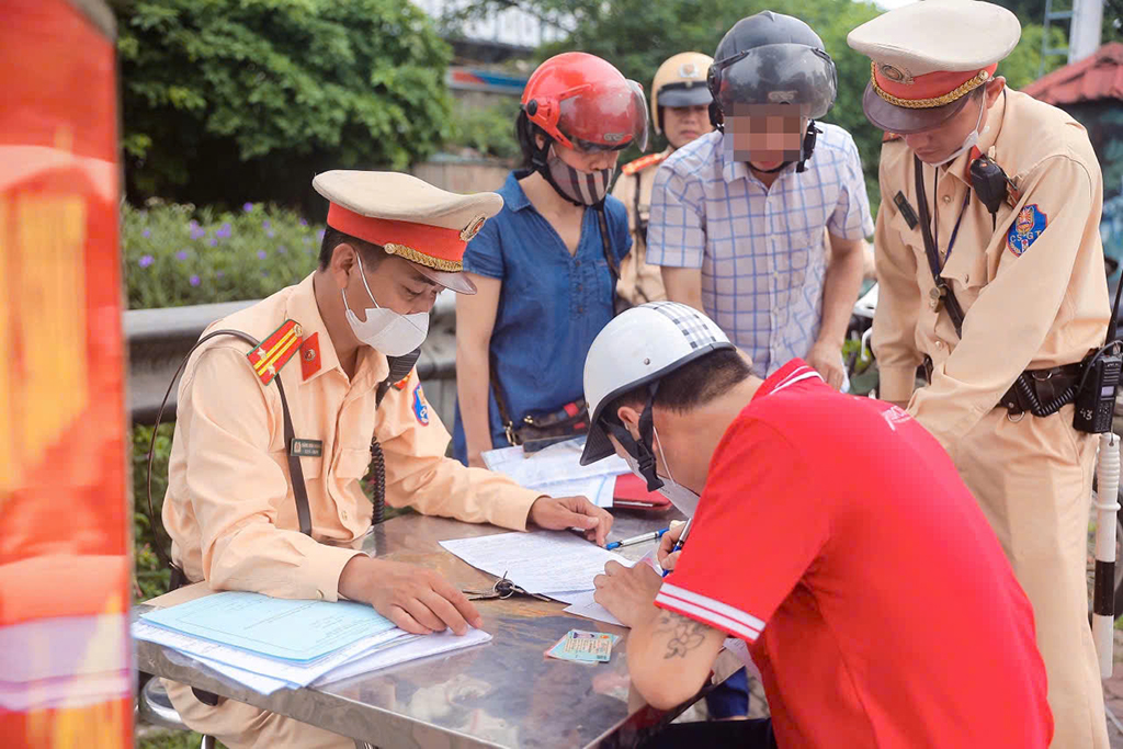 Vi phạm giao thông: Phạt lao động công ích để tránh 'nhờn luật' - Ảnh 1.