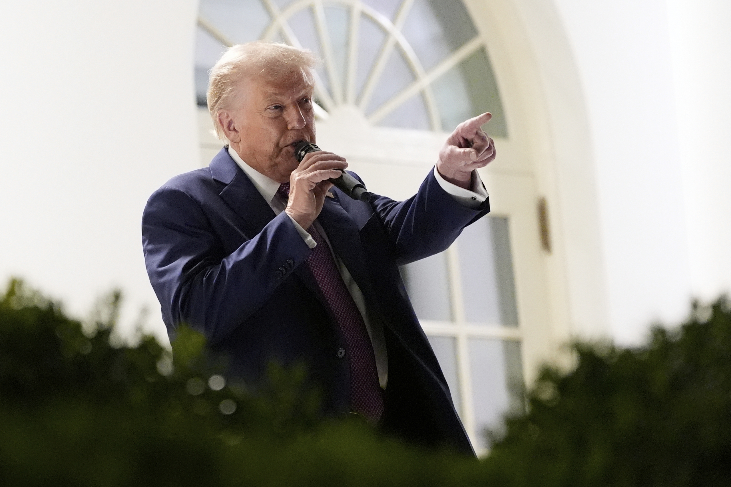 Tổng thống Trump dọa bắn rơi chiến đấu cơ Venezuela, Tổng thống Maduro kêu gọi đối thoại - Ảnh 1.