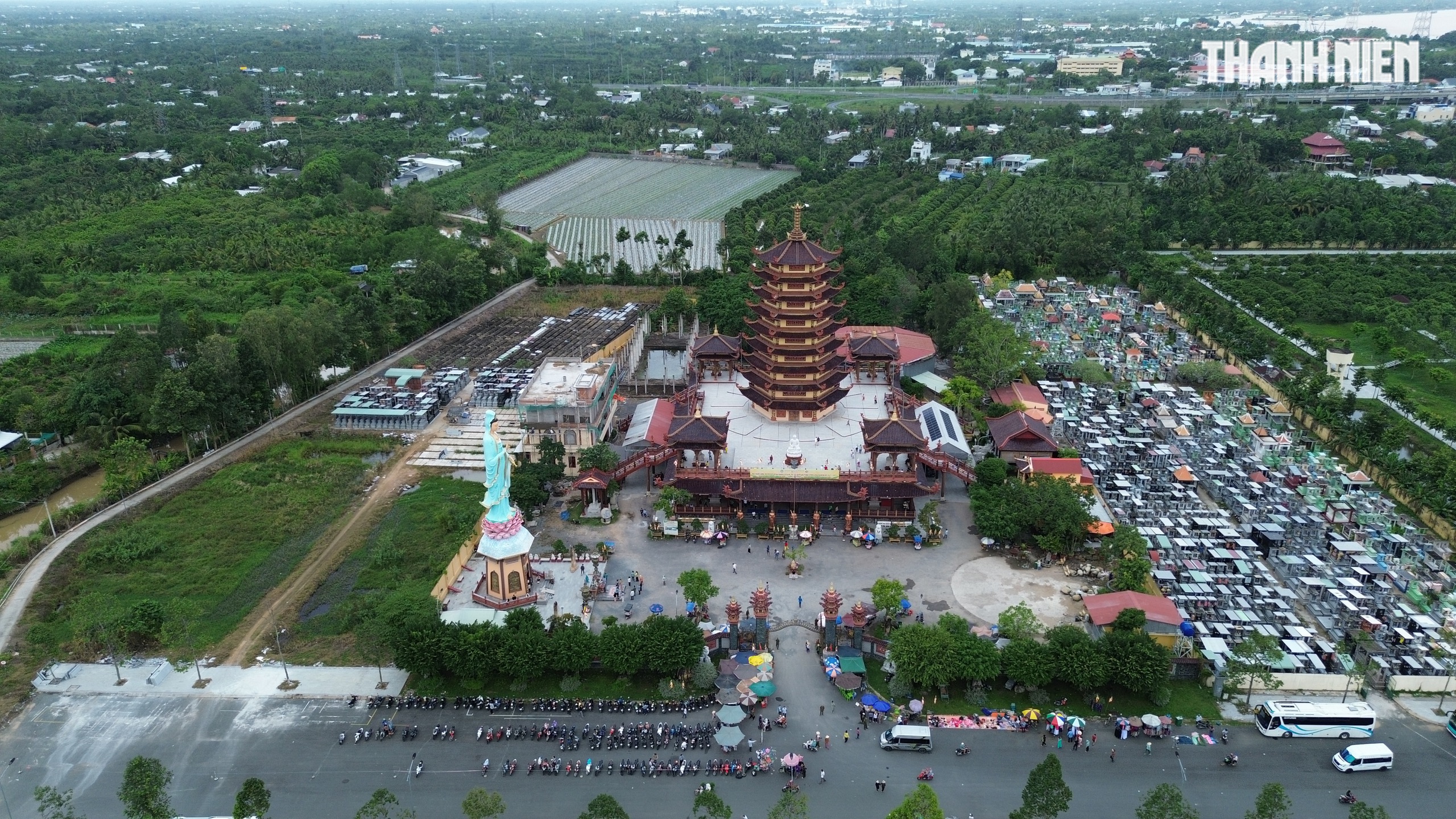 Chiêm bái xá lợi Phật, cầu bình an cho gia đình trong lễ Vu Lan