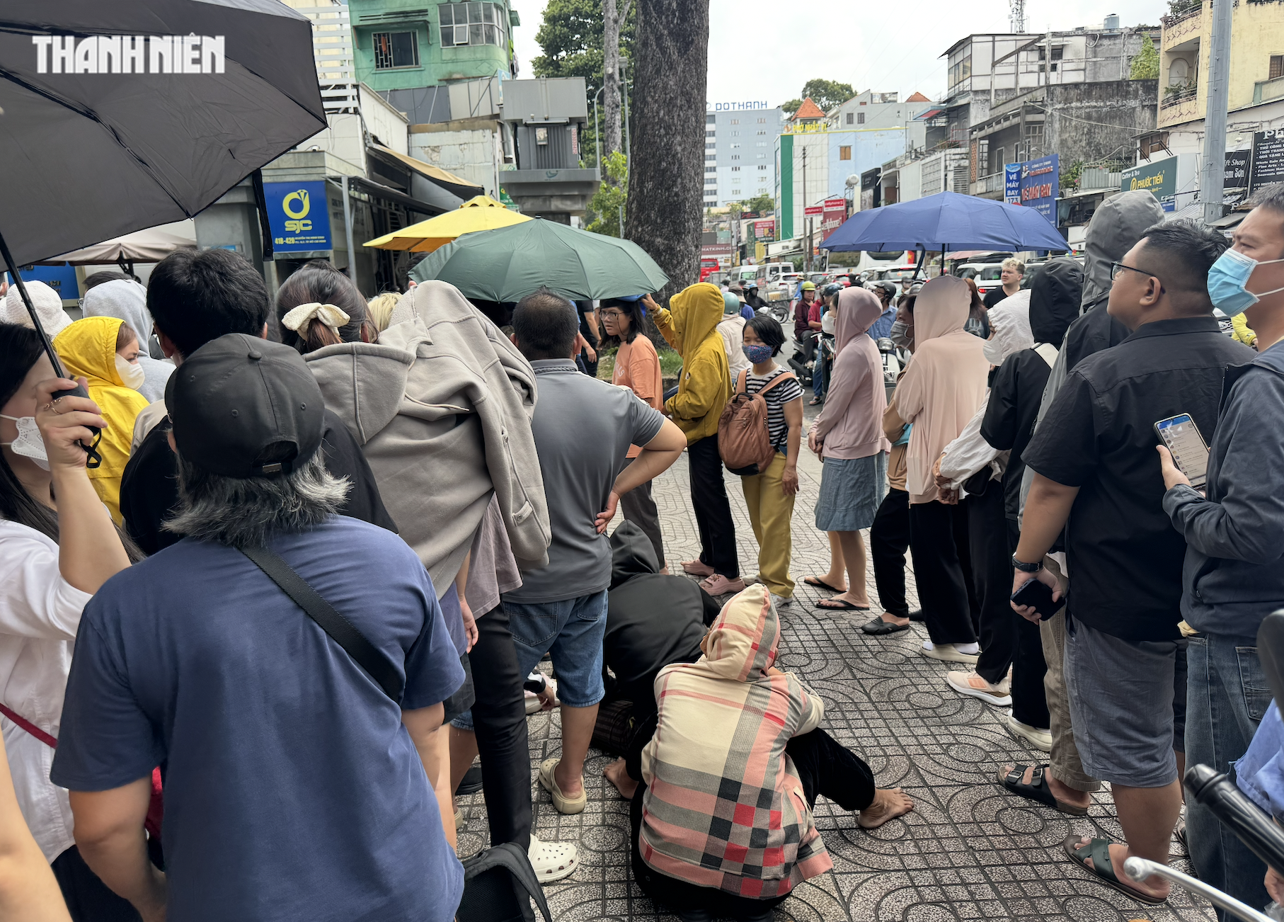 Rồng rắn xếp hàng mua vàng- Ảnh 8.