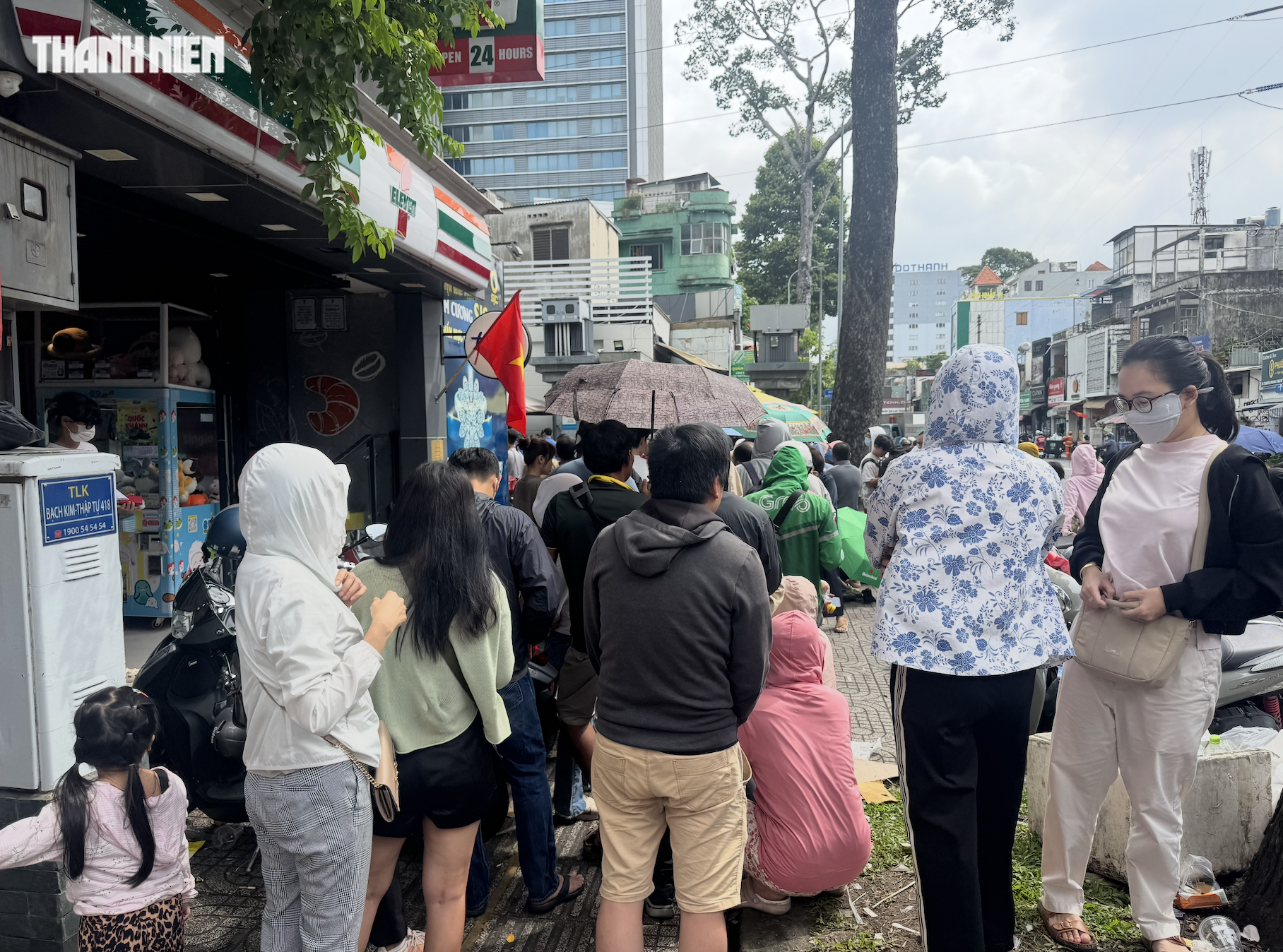 Rồng rắn xếp hàng mua vàng- Ảnh 1.