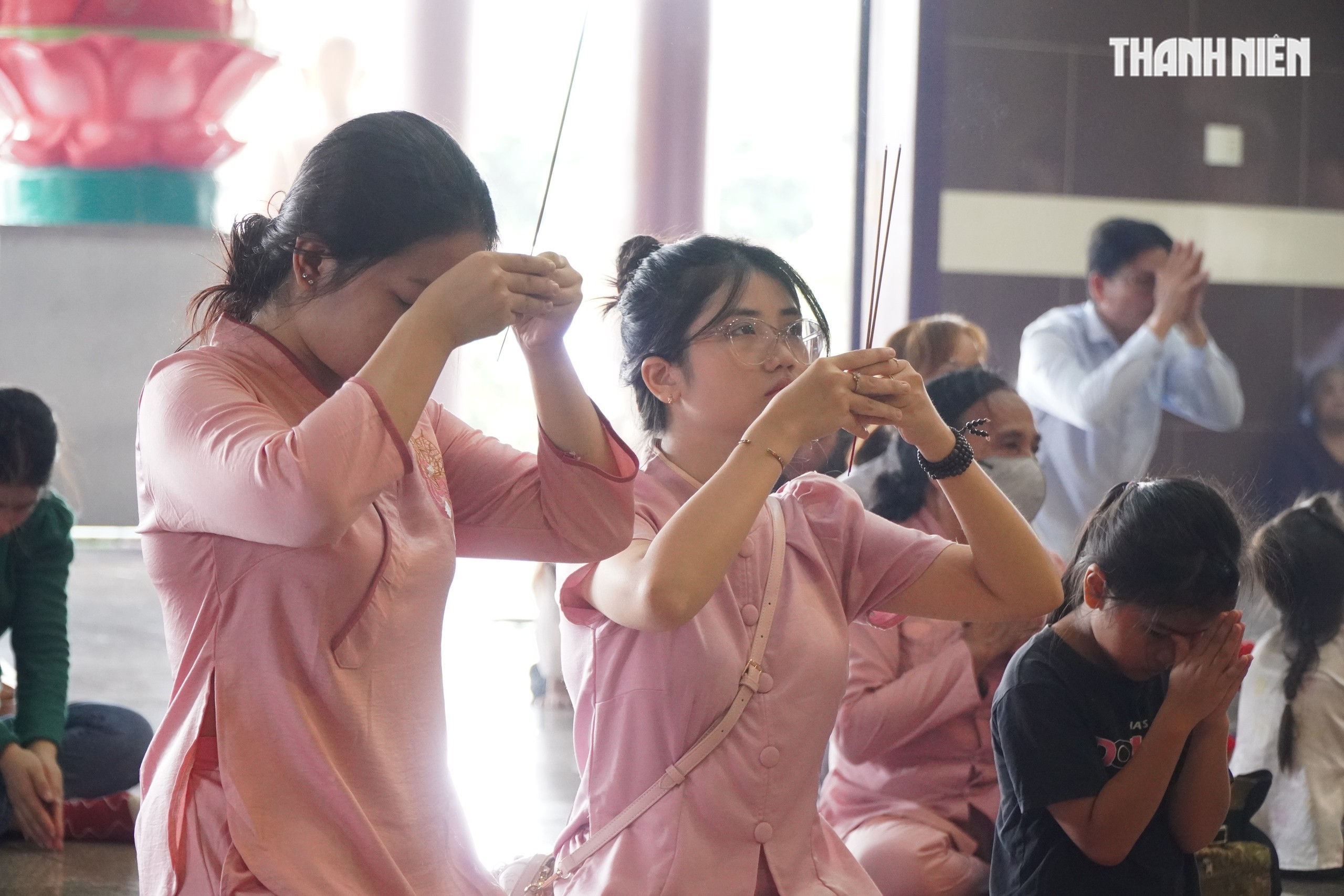 Bạn trẻ chiêm bái xá lợi phật, cầu bình an cho gia đình trong lễ Vu Lan - Ảnh 6.