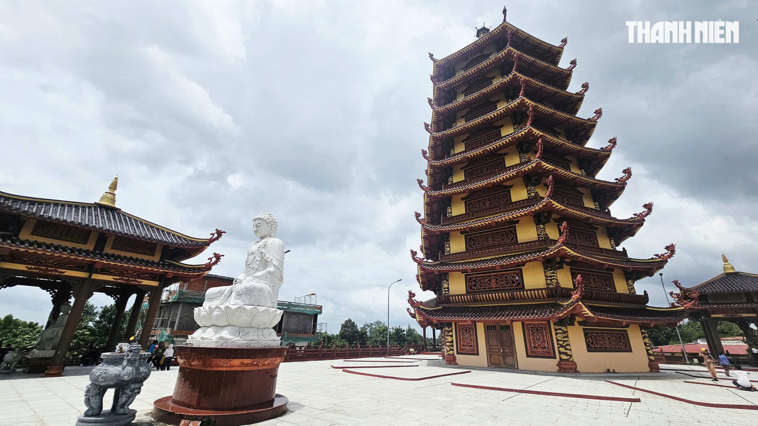 Bạn trẻ chiêm bái xá lợi phật, cầu bình an cho gia đình trong lễ Vu Lan - Ảnh 8.