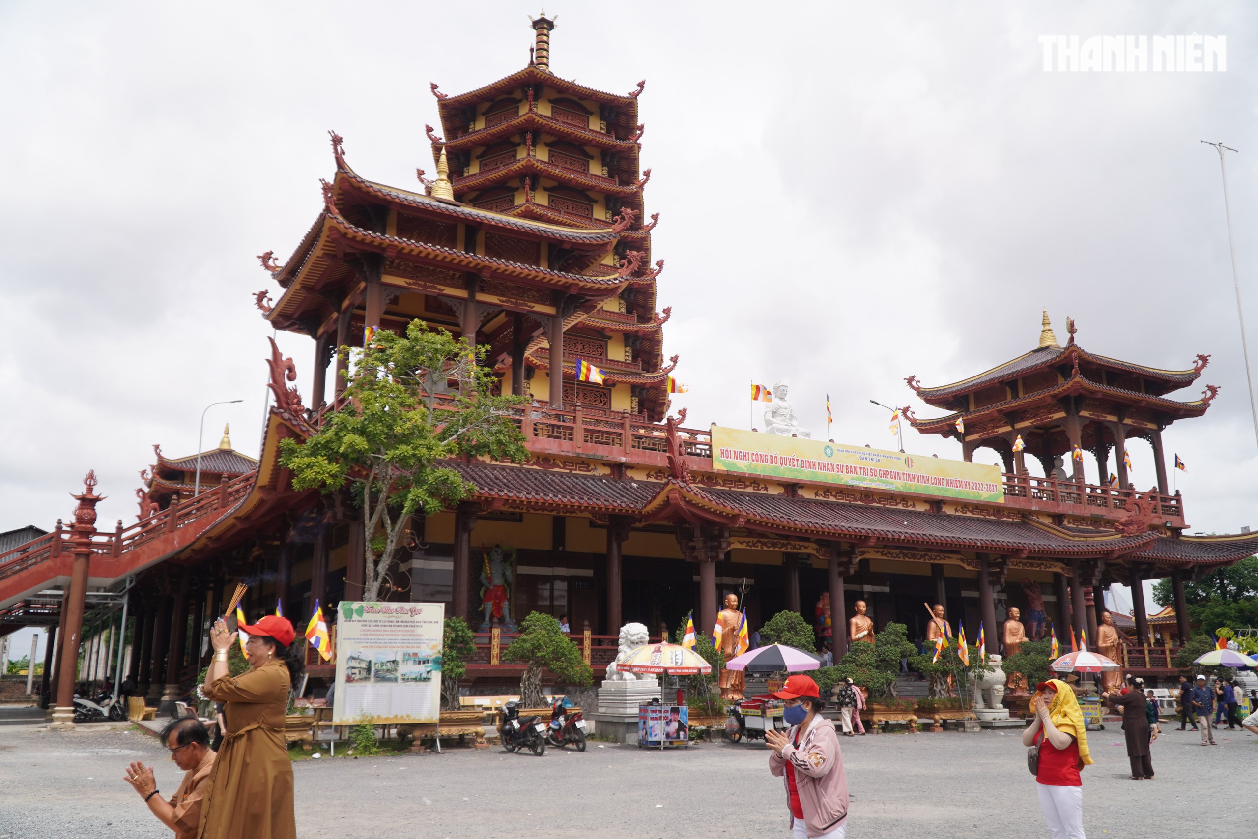 Bạn trẻ chiêm bái xá lợi phật, cầu bình an cho gia đình trong lễ Vu Lan - Ảnh 3.