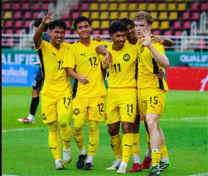 Indonesia dan Malaysia menang tetapi masih 'dalam bahaya', U.23 China 'menghancurkan' lawan mereka 10-0 - Foto 2. Indonesia cùng Malaysia thắng nhưng vẫn 'lâm nguy', U.23 Trung Quốc 'đè bẹp' đối thủ 10-0- Ảnh 2.
