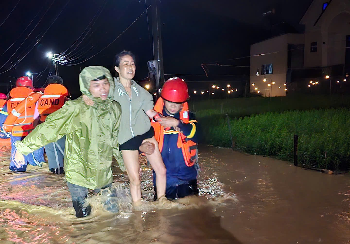 Lâm Đồng: Cứu hộ nhiều người dân bị mắc kẹt trong ngập lụt- Ảnh 5.