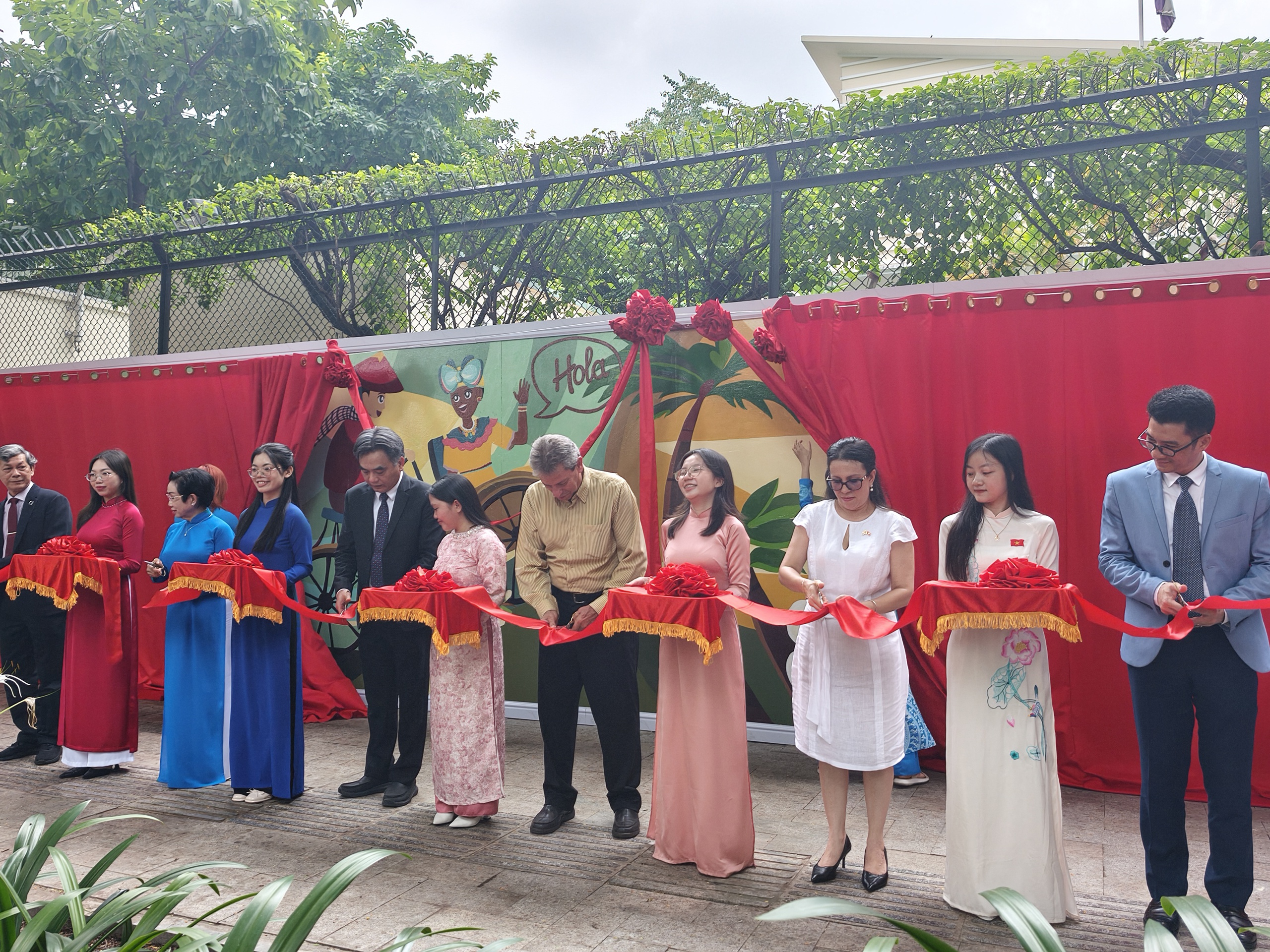 Tình hữu nghị Việt Nam - Cuba thể hiện qua tranh tường - Ảnh 1.