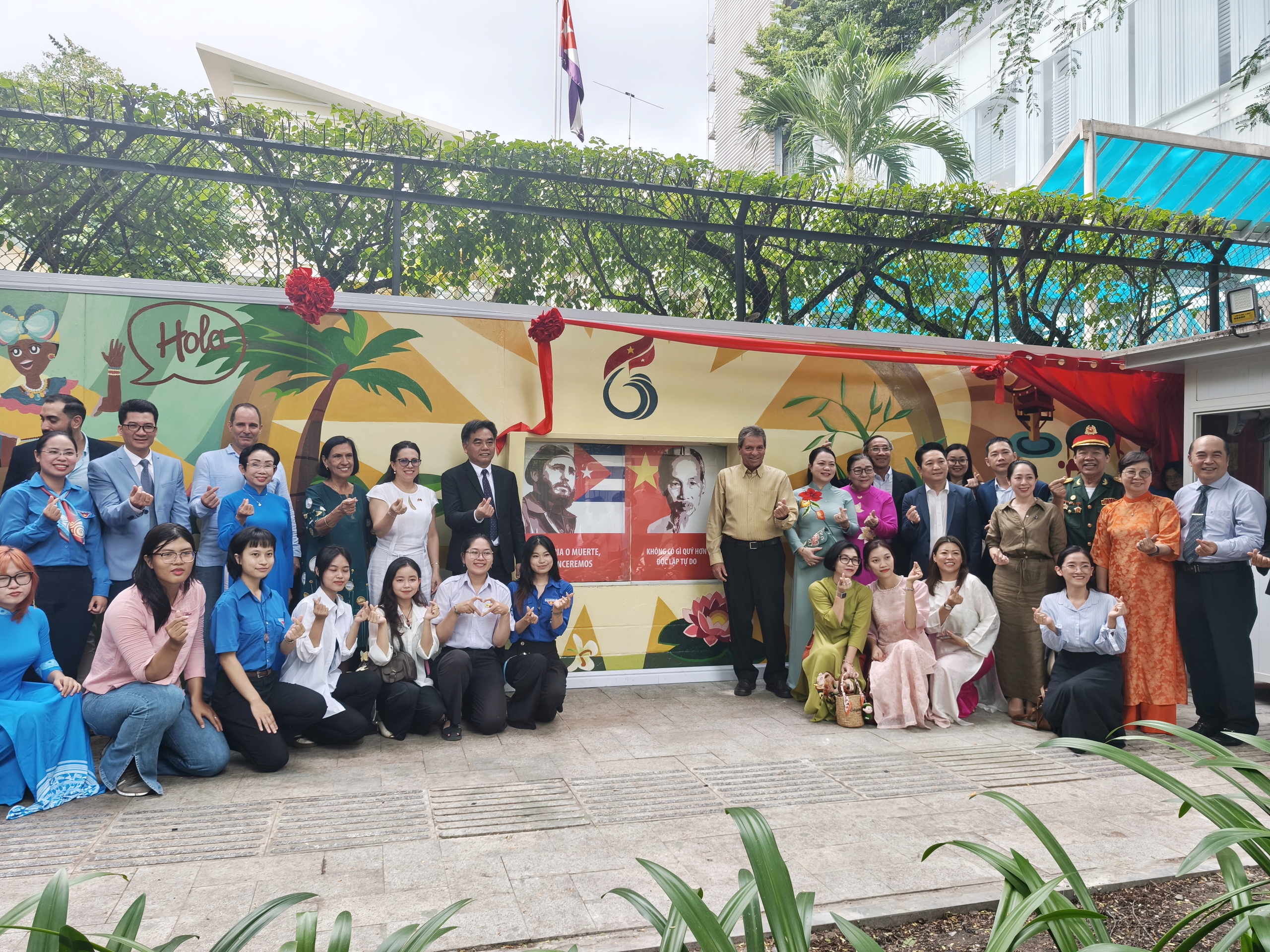 Tình hữu nghị Việt Nam - Cuba thể hiện qua tranh tường - Ảnh 2.