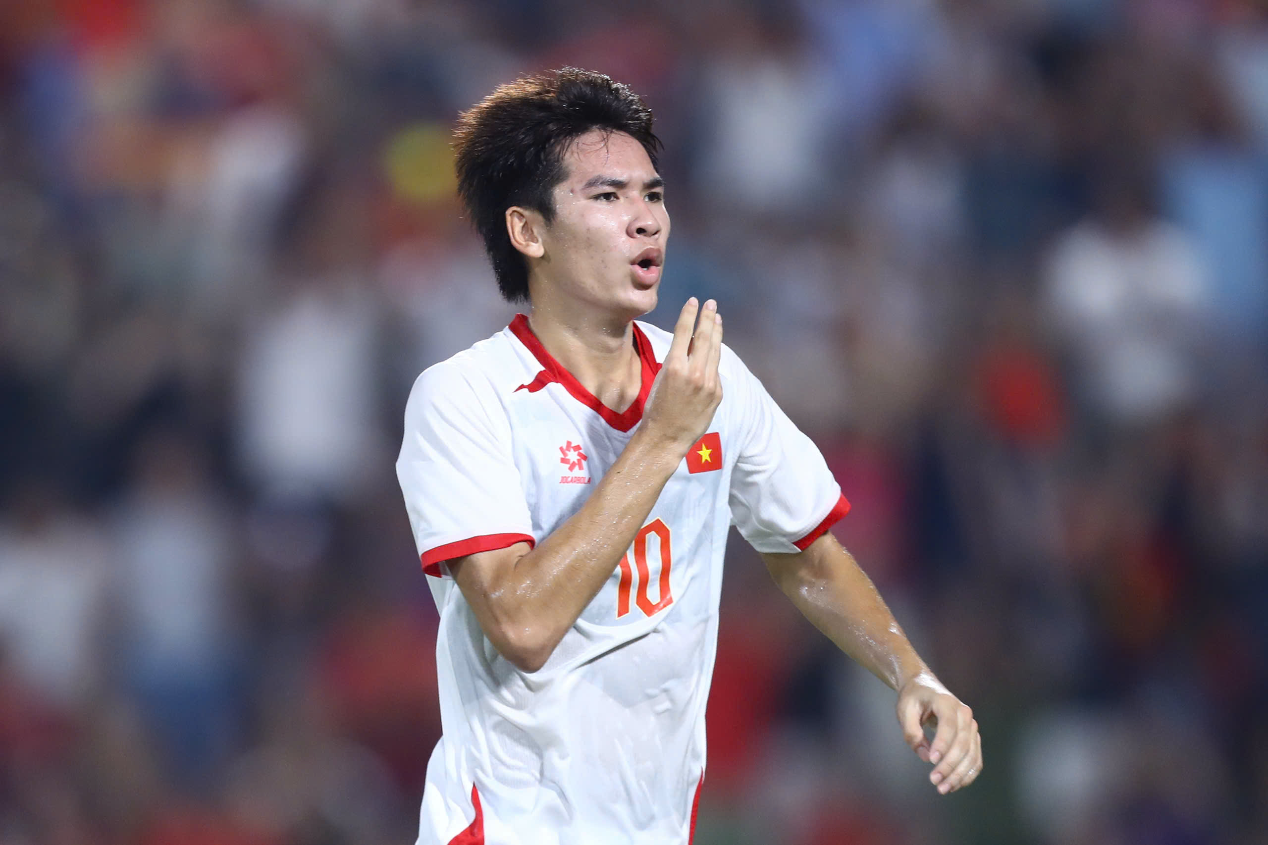 Substituições inusitadas, como as do técnico Kim Sang-sik: a seleção sub-23 do Vietnã ainda... joga e vence! - Foto 2. Thay người độc lạ như HLV Kim Sang-sik: U.23 Việt Nam vẫn cứ... đá là thắng!- Ảnh 2.
