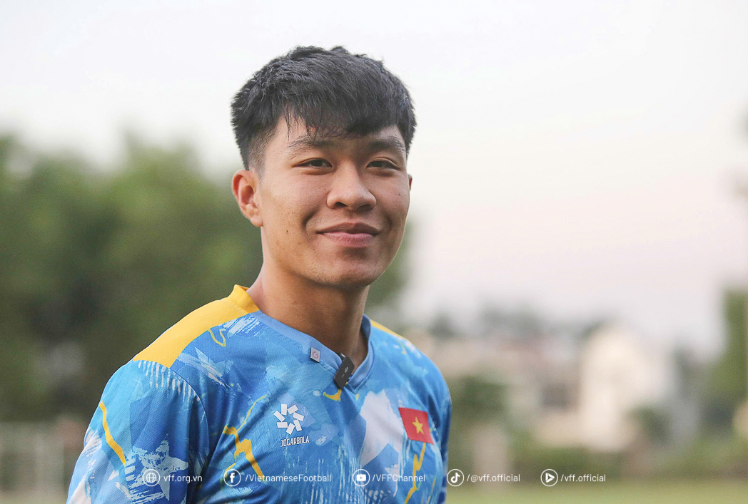 Tran Thanh Trung 'ដើរទន្ទឹមគ្នា' ជាមួយ Vadim Nguyen ដើម្បីចូលរួមជាមួយក្រុម U.23 វៀតណាម Ly Duc ប្រញាប់ទៅកន្លែងហាត់ប្រាណ - រូបថត ២. Trần Thành Trung ‘sánh bước’ cùng Vadim Nguyễn hội quân U.23 Việt Nam, Lý Đức vội tập gym- Ảnh 2.