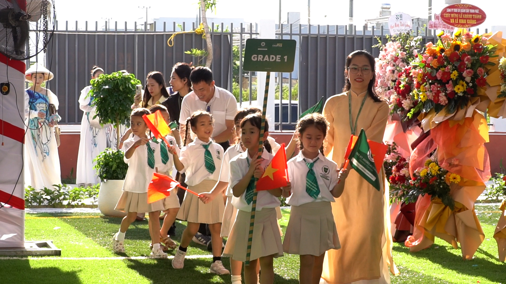 Trường li&ecirc;n cấp trao học bổng 2 tỉ cho học sinh nh&acirc;n ng&agrave;y khai giảng v&agrave; kh&aacute;nh th&agrave;nh- Ảnh 1.