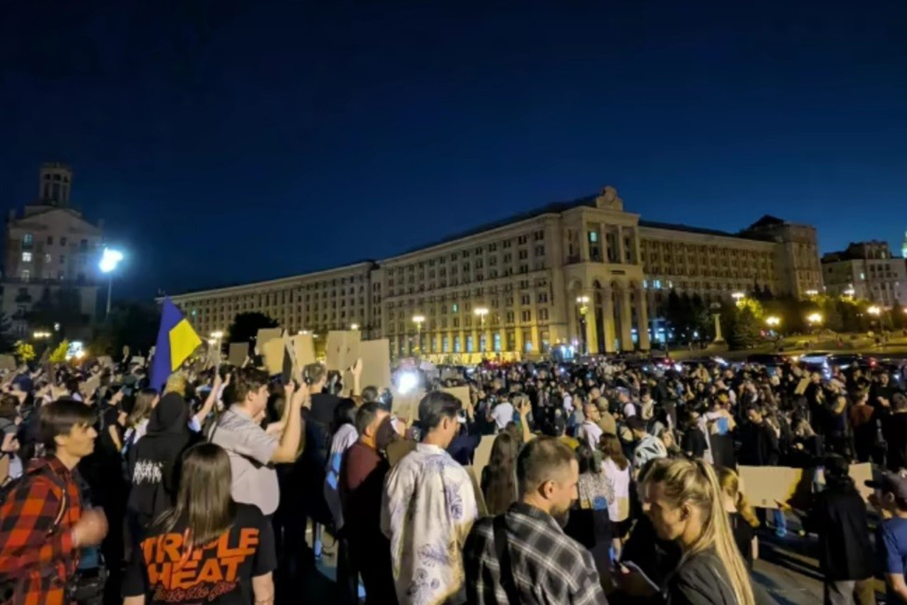 Ukraine lại đối mặt làn sóng phản đối trong nước - Ảnh 1.