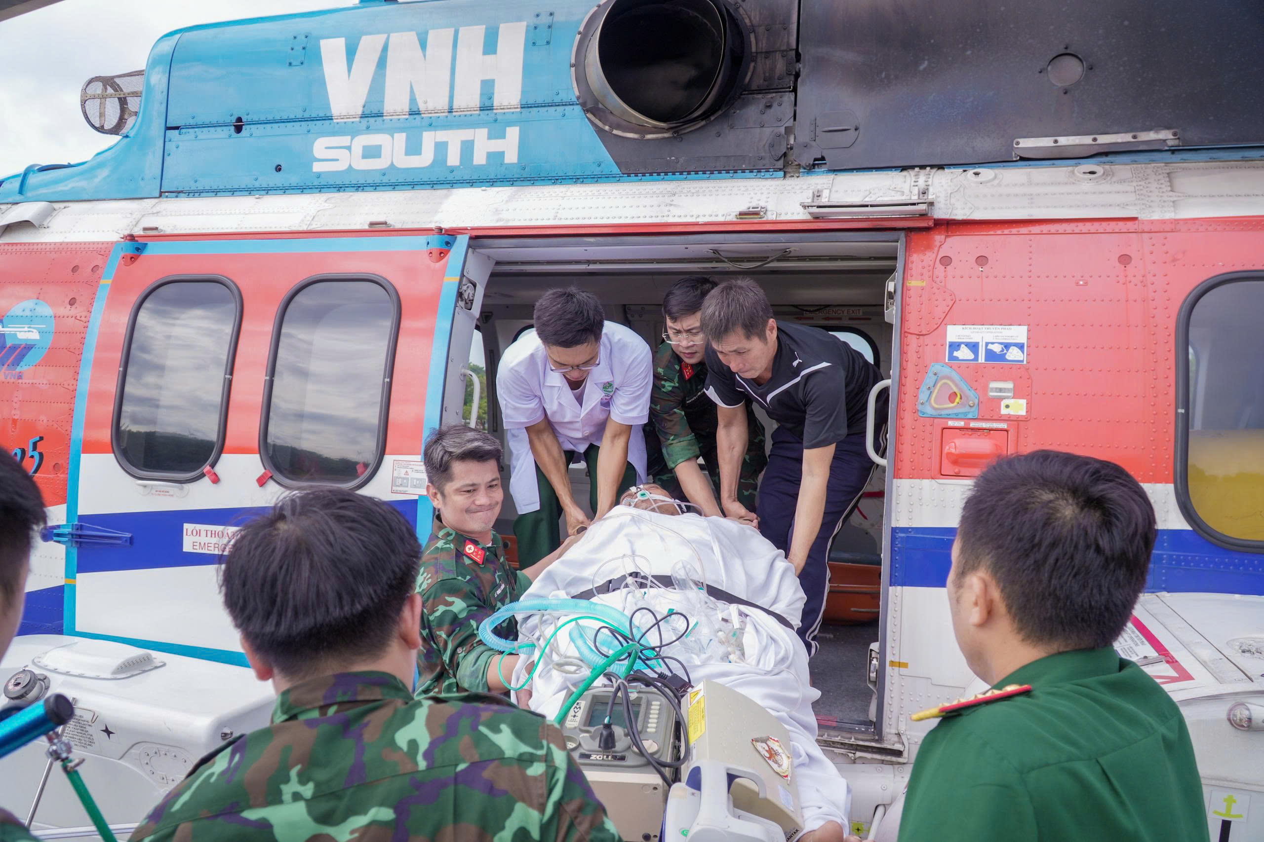Cấp cứu khẩn cấp ngư dân nguy kịch tại đặc khu Trường Sa bằng trực thăng- Ảnh 1. Cấp cứu khẩn cấp ngư dân nguy kịch tại đặc khu Trường Sa bằng trực thăng- Ảnh 1.