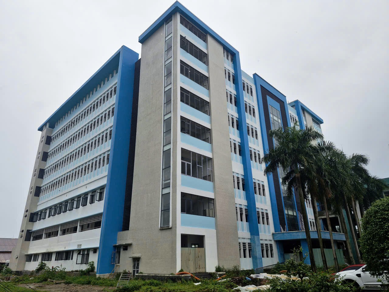 Khu điều trị kỹ thuật cao xây xong bỏ không:Gói thầu gần 2 tỉ đồng 'bế tắc' - Ảnh 2.