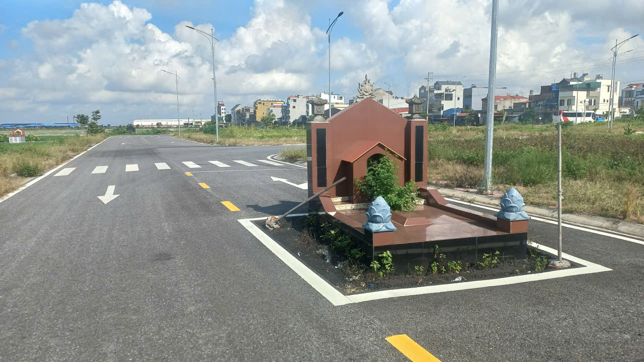 Hải Phòng lạ lùng: ngôi mộ nằm giữa đường - Ảnh 1. Hải Phòng lạ lùng: ngôi mộ nằm giữa đường - Ảnh 1.