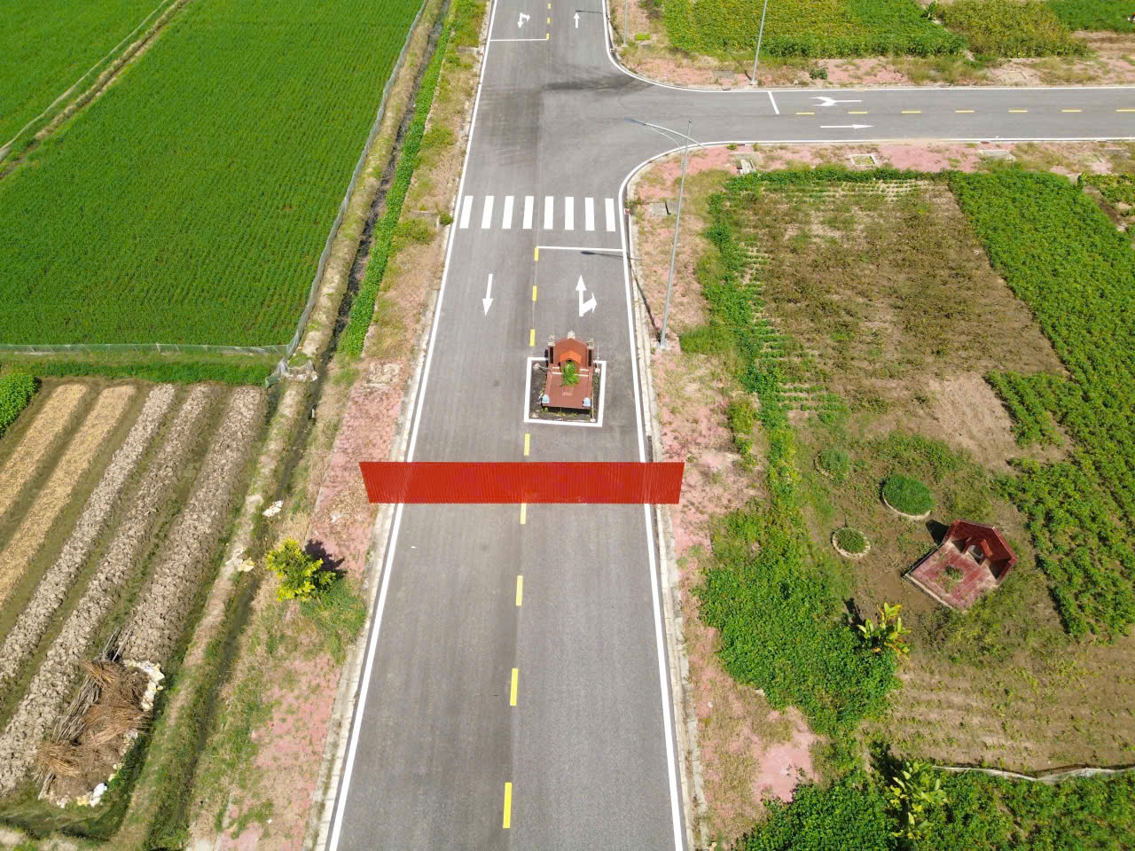 Hải Phòng lạ lùng: ngôi mộ nằm giữa đường - Ảnh 5. Hải Phòng lạ lùng: ngôi mộ nằm giữa đường - Ảnh 5.
