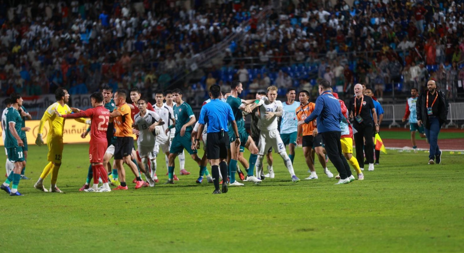 Thailand team lost, almost got into a fight: Iraqi players had to 'hide', what did Madam Pang say? - Photo 1. Đội tuyển Thái Lan thua, suýt ẩu đả: Cầu thủ Iraq phải 'trốn', Madam Pang nói gì?- Ảnh 1.
