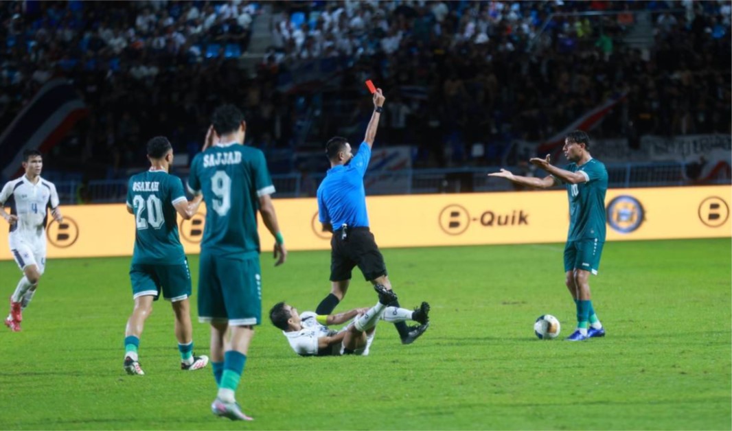 Thailand team lost, almost got into a fight: Iraqi players had to 'hide', what did Madam Pang say? - Photo 2. Đội tuyển Thái Lan thua, suýt ẩu đả: Cầu thủ Iraq phải 'trốn', Madam Pang nói gì?- Ảnh 2.