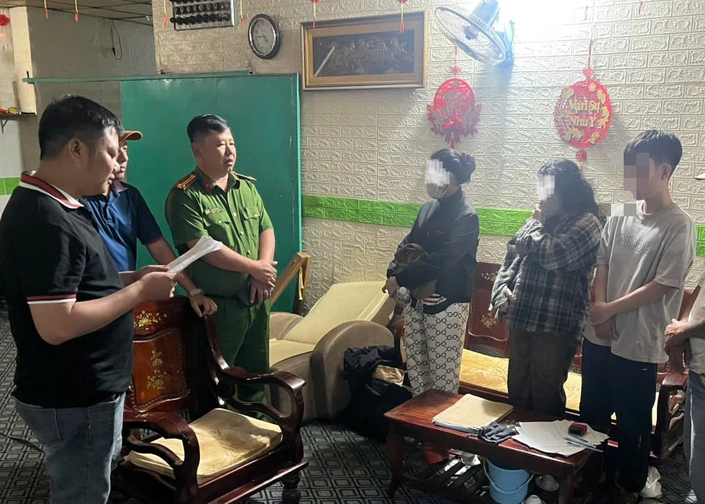 Đồng Tháp: Bắt quả tang mua bán dâm 700.000 đồng/lượt tại cơ sở massage Diễm Kiều - Ảnh 1.
