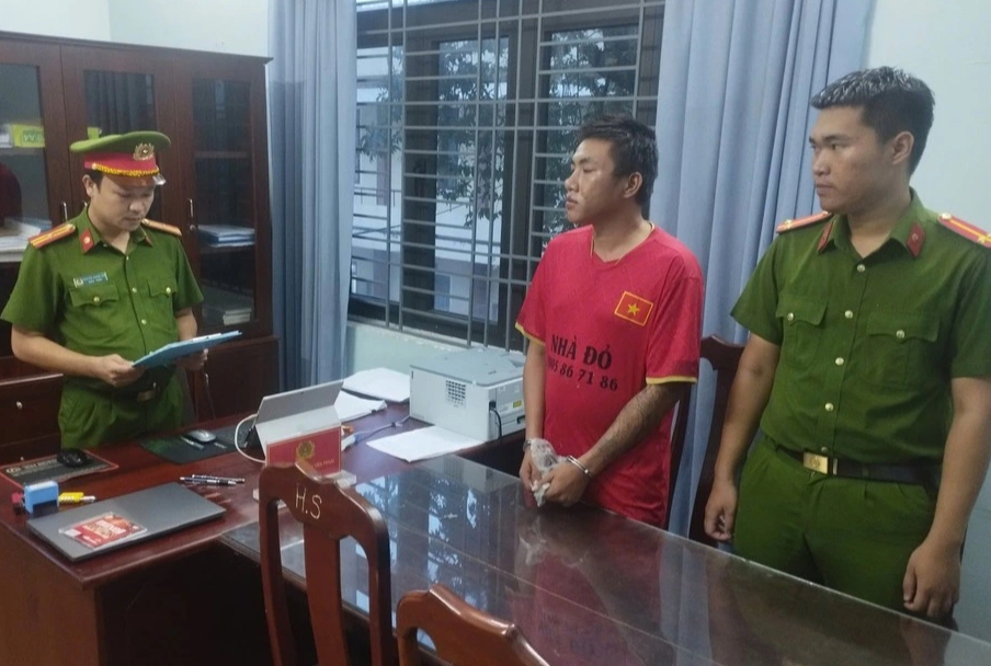 Đà Nẵng: Manh động dùng dao uy hiếp cướp xe máy rồi chém 2 người khác - Ảnh 1. Đà Nẵng: Manh động dùng dao uy hiếp cướp xe máy rồi chém 2 người khác - Ảnh 1.