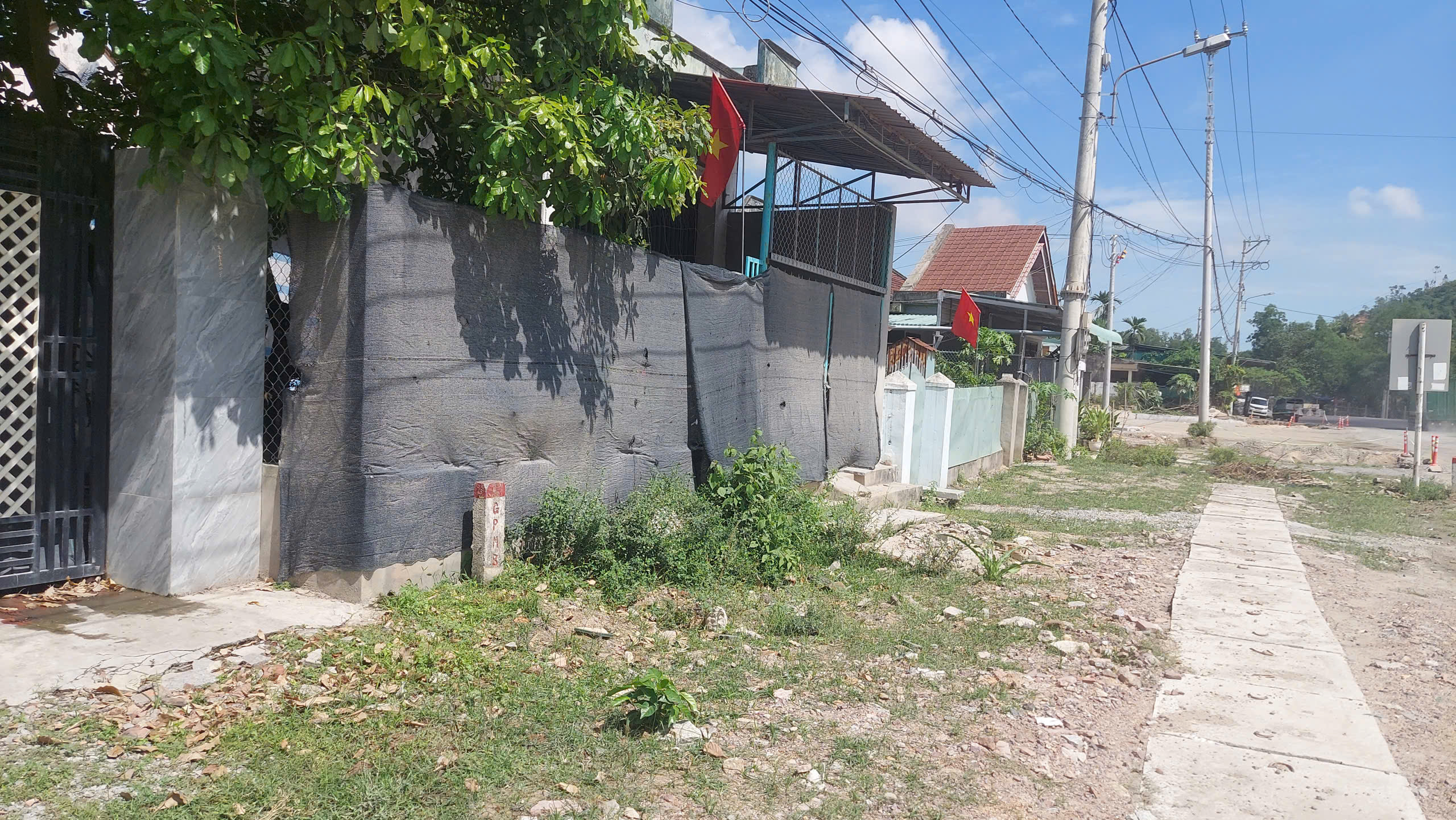 Bụi đất bủa vây người dân ven Quốc lộ 1