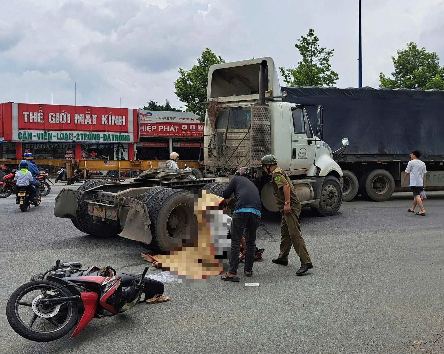 TP.HCM: Tai nạn xe đầu kéo, người mẹ tử vong thương tâm, con gái bị thương- Ảnh 1. TP.HCM: Tai nạn xe đầu kéo, người mẹ tử vong thương tâm, con gái bị thương- Ảnh 1.