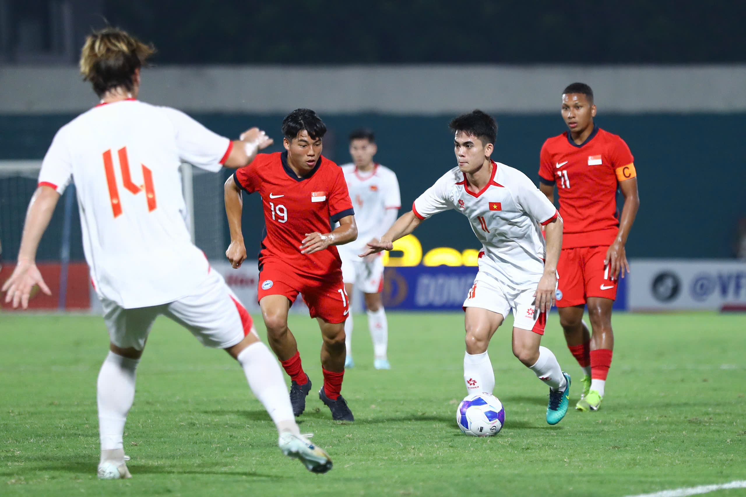 Tim Vietnam U.23: Pelatih Kim Sang-sik berani membuat kesalahan dan tahu cara memperbaikinya - Foto 1. Đội U.23 Việt Nam: HLV Kim Sang-sik dám… sai và biết cách sửa- Ảnh 1.