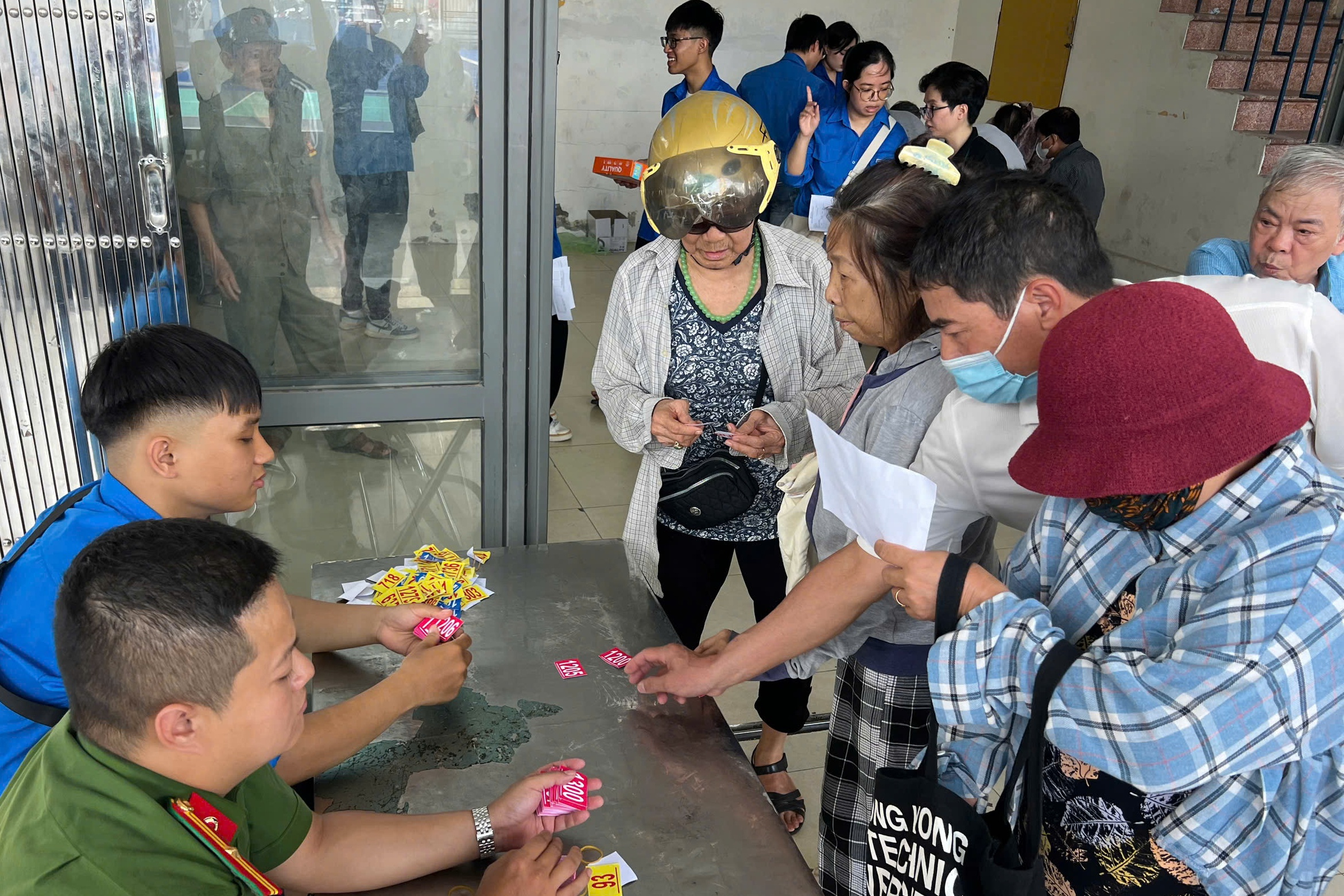 Phường đông dân nhất Hà Nội tiếp tục chi trả 100.000 đồng quà Quốc khánh- Ảnh 1. Phường đông dân nhất Hà Nội tiếp tục chi trả 100.000 đồng quà Quốc khánh- Ảnh 1.