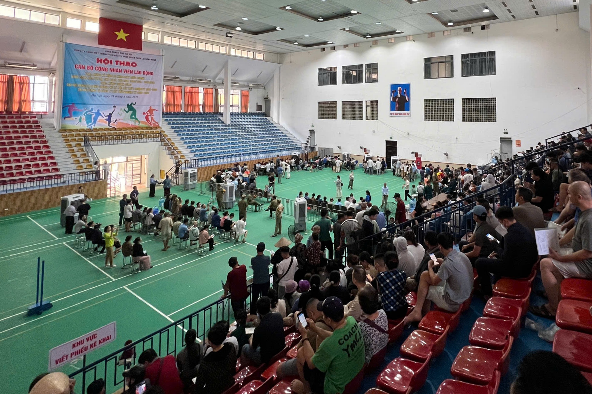 Phường đông dân nhất Hà Nội tiếp tục chi trả 100.000 đồng quà Quốc khánh- Ảnh 3. Phường đông dân nhất Hà Nội tiếp tục chi trả 100.000 đồng quà Quốc khánh- Ảnh 3.