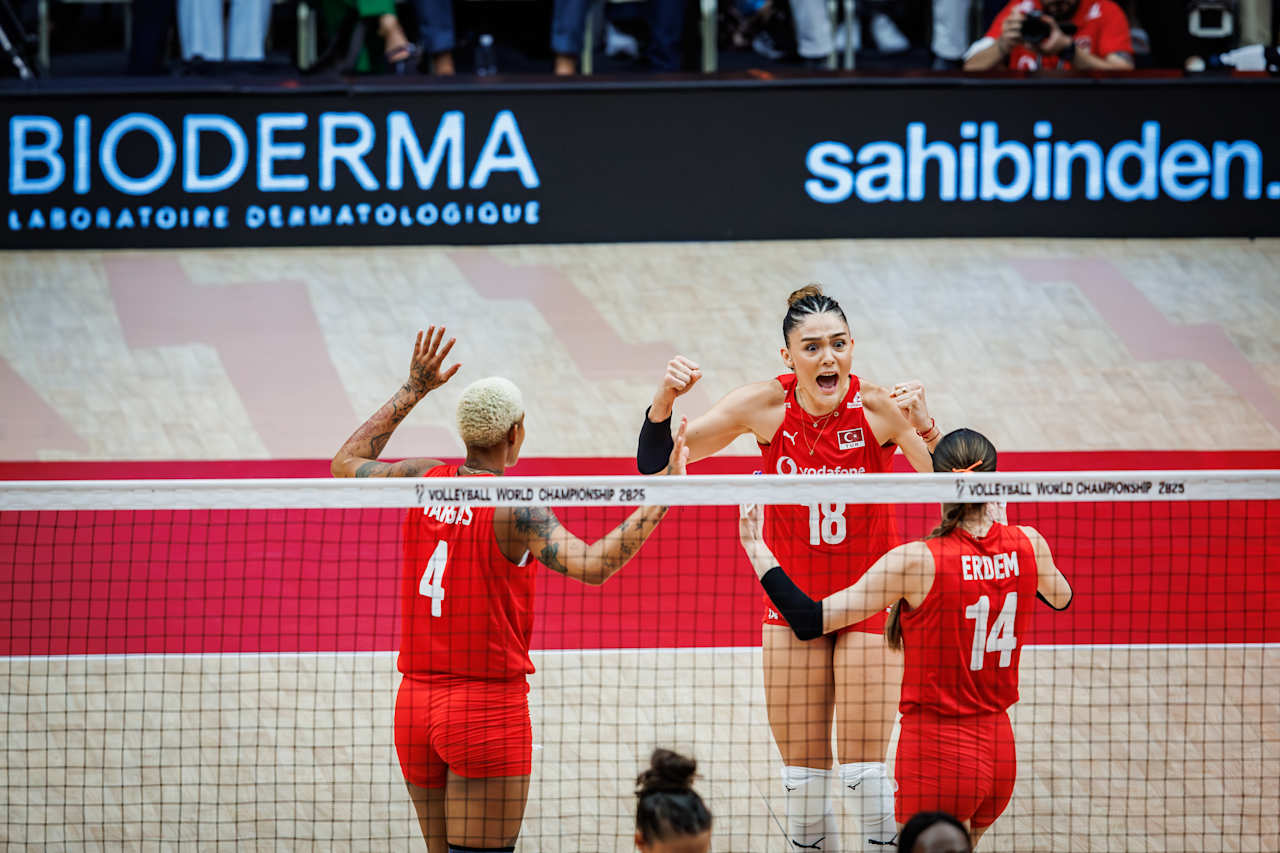 Vargas a explodat, dar a urmărit cu tristețe echipa Italiei câștigând campionatul mondial de volei feminin - Foto 3. Vargas bùng nổ nhưng ngậm ngùi nhìn đội tuyển Ý vô địch bóng chuyền nữ thế giới- Ảnh 3.