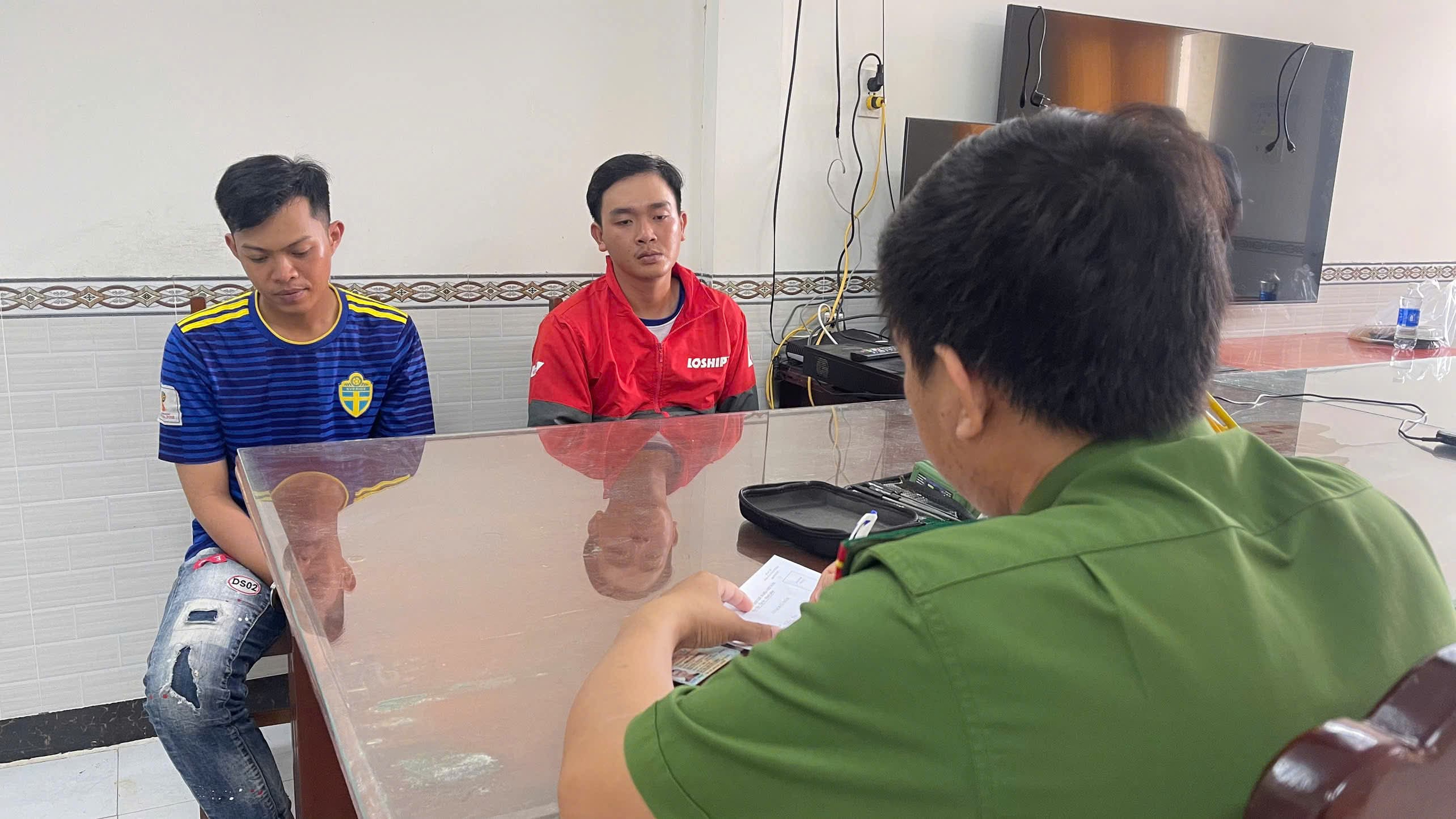 Bắt hai nghi phạm tàng trữ ma túy, lộ 'kho chứa' 14 xe máy nghi trộm cắp- Ảnh 1. Bắt hai nghi phạm tàng trữ ma túy, lộ 'kho chứa' 14 xe máy nghi trộm cắp- Ảnh 1.