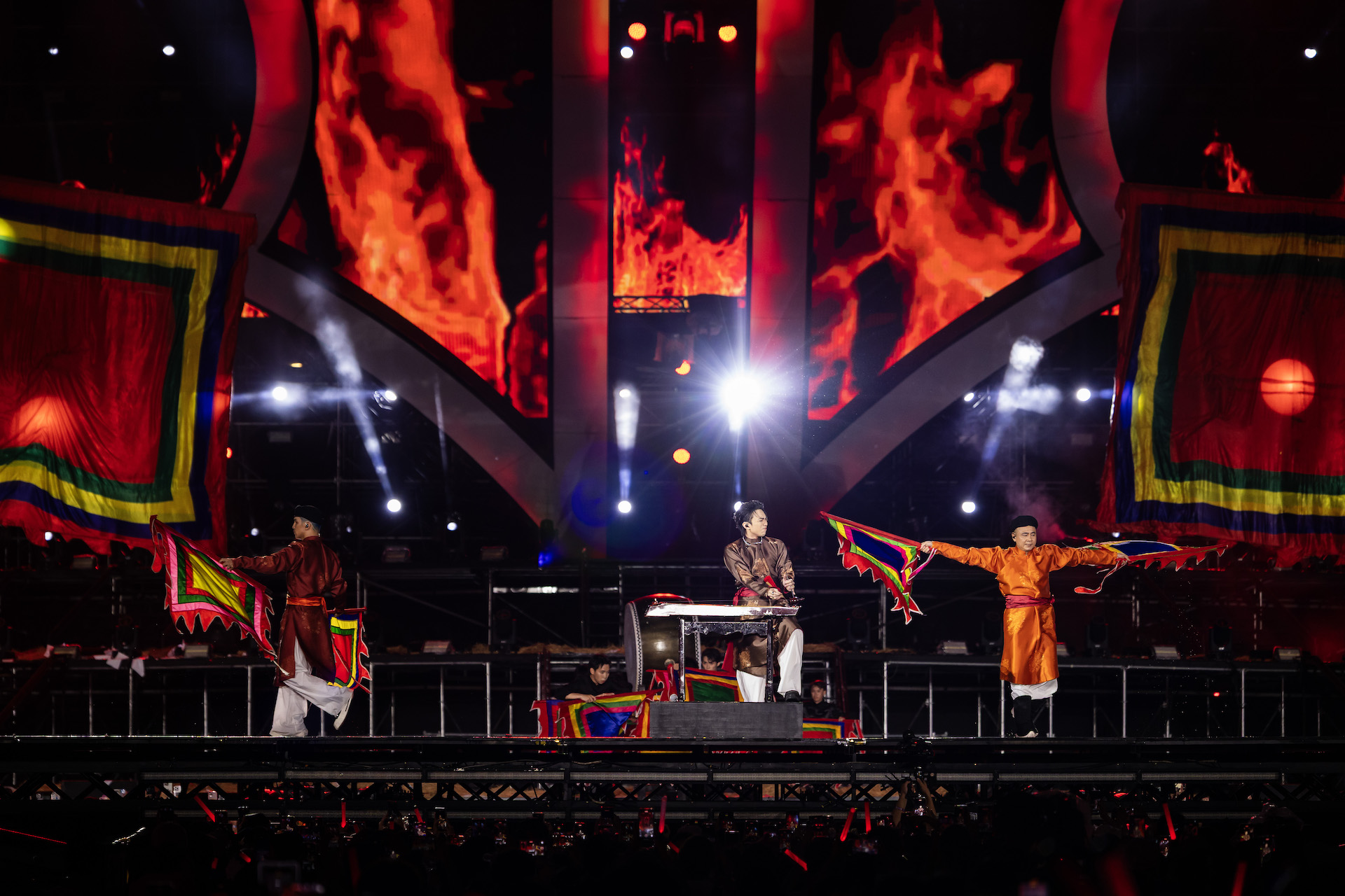 NSND Hữu Quốc gặp tai nạn trên đường đến diễn concert 'Anh trai vượt ngàn chông gai' - Ảnh 6.