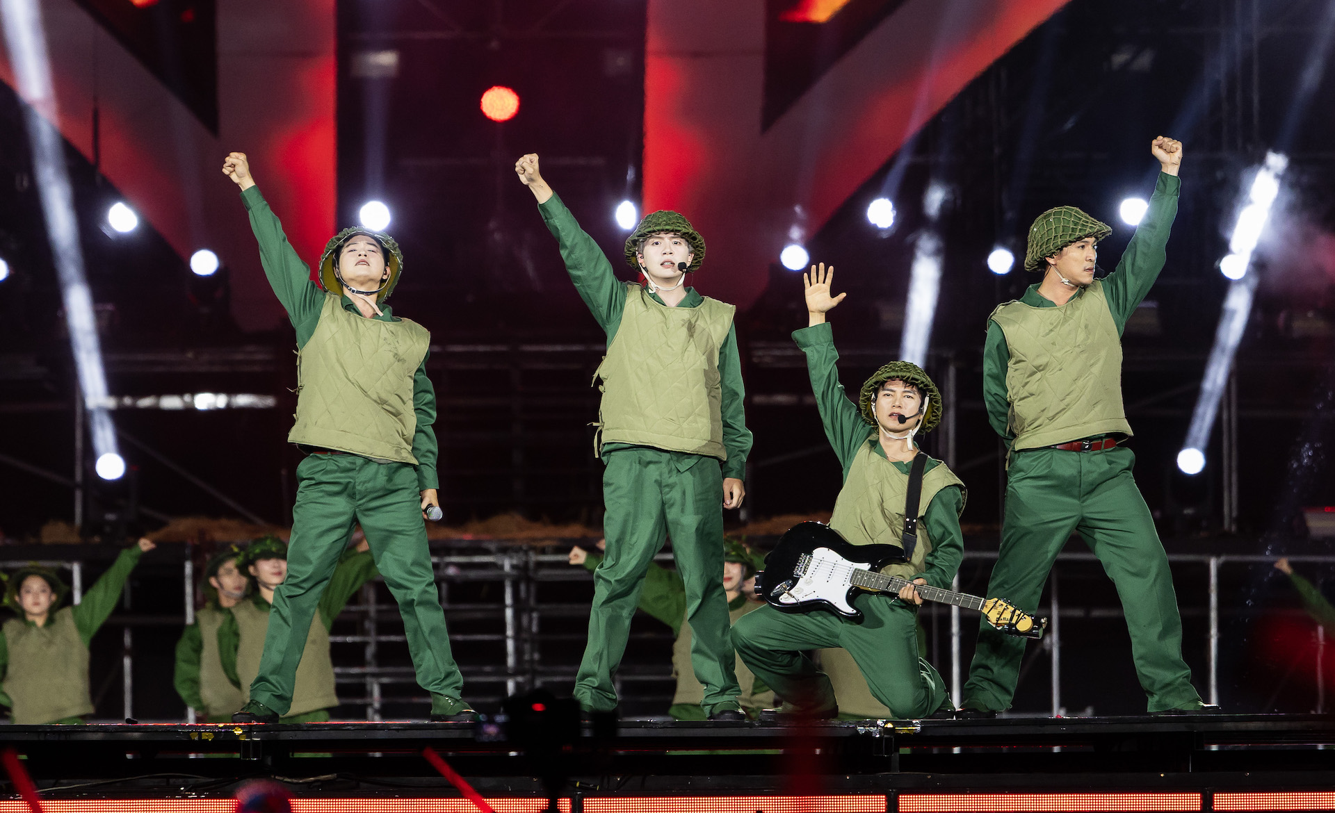 NSND Hữu Quốc gặp tai nạn trên đường đến diễn concert 'Anh trai vượt ngàn chông gai' - Ảnh 15.