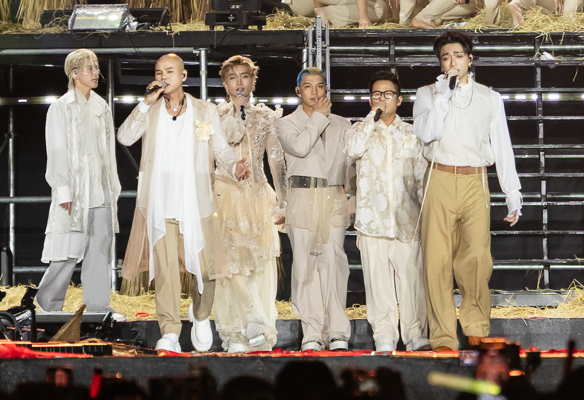 NSND Hữu Quốc gặp tai nạn trên đường đến diễn concert 'Anh trai vượt ngàn chông gai' - Ảnh 10.
