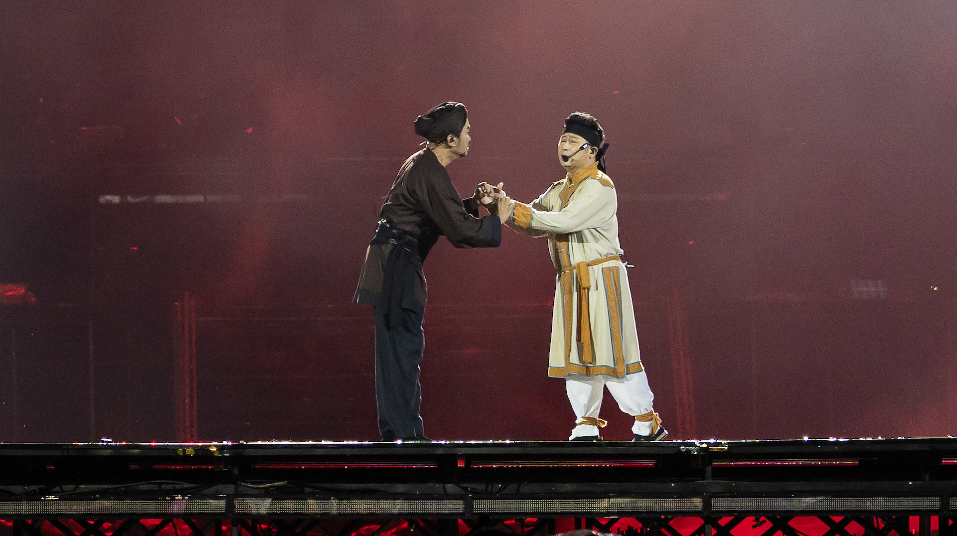 NSND Hữu Quốc gặp tai nạn trên đường đến diễn concert 'Anh trai vượt ngàn chông gai' - Ảnh 2.