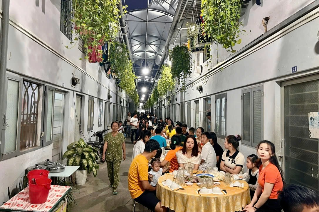 Những chủ trọ nổi tiếng ở TP.HCM tiếp tục hoạt động 'nghĩa tình cũ' ở phường mới - Ảnh 4.