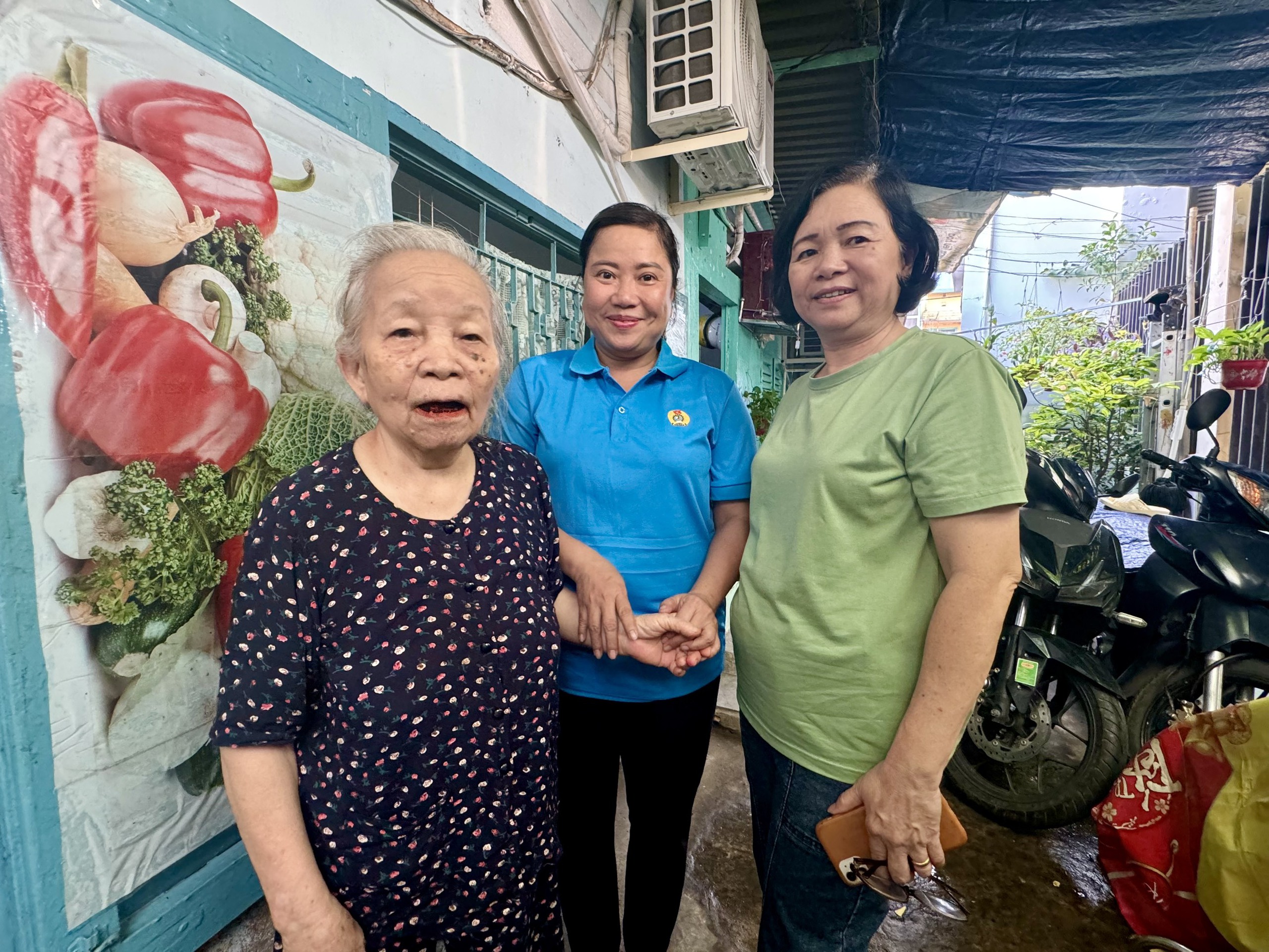 Chủ trọ thân tình, biến sân nhà thành 'phòng khách' sinh hoạt chung cho cả xóm- Ảnh 2.