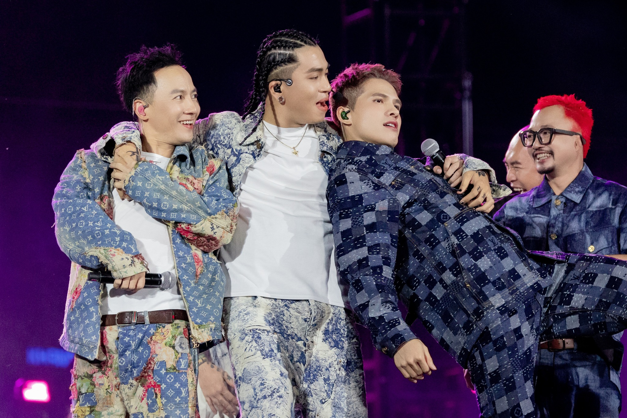 NSND Hữu Quốc gặp tai nạn trên đường đến diễn concert 'Anh trai vượt ngàn chông gai' - Ảnh 14.