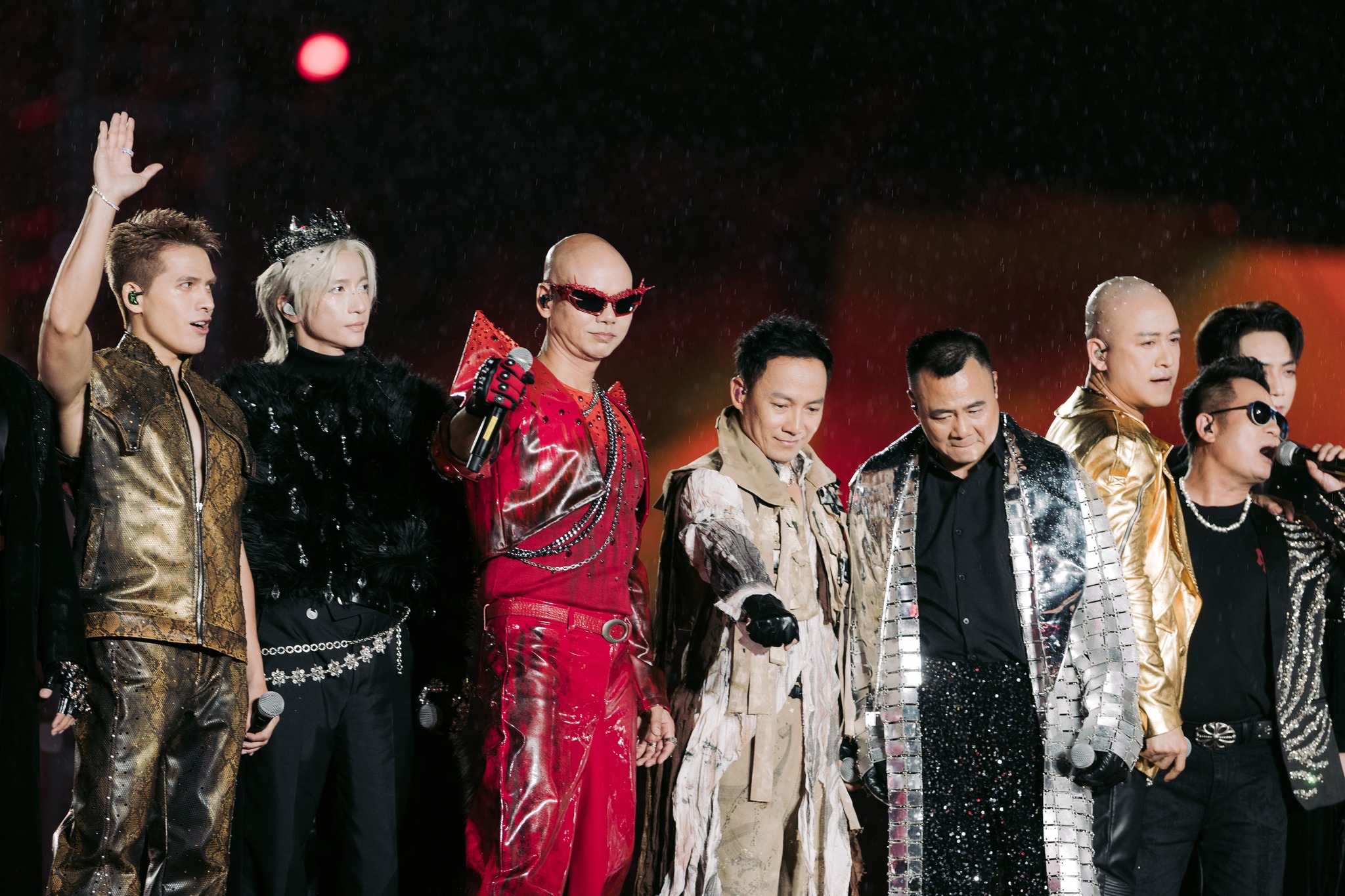 NSND Hữu Quốc gặp tai nạn trên đường đến diễn concert 'Anh trai vượt ngàn chông gai' - Ảnh 17.