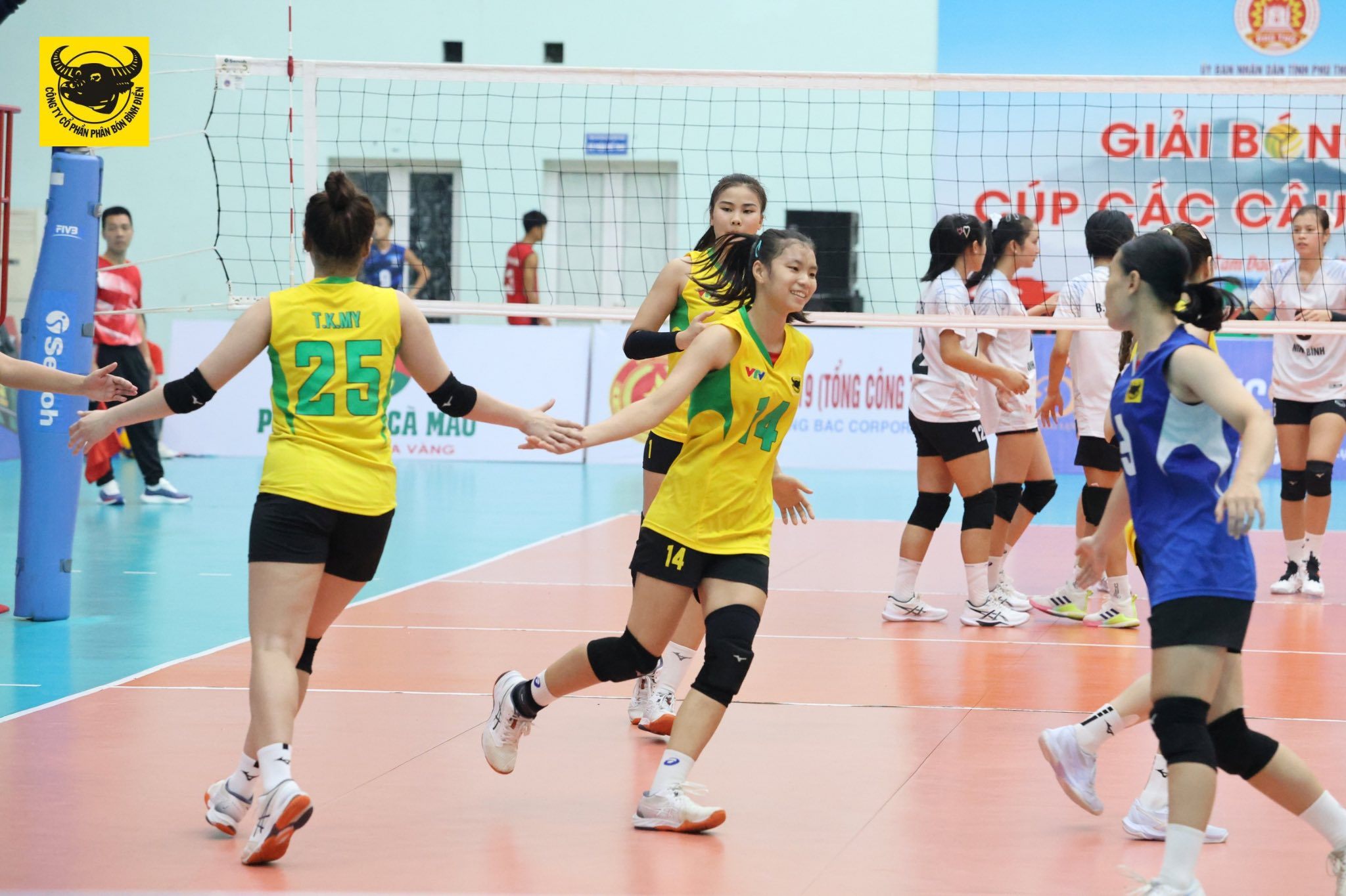 យុវជន ថាញ់ ធី ចាញ់ក្រុមកីឡាបាល់ទះកុមារី ព័ត៌មាន - រូបថត ១. Đàn em Thanh Thúy thất thủ trước các cô gái trẻ bóng chuyền Thông tin - Ảnh 1.