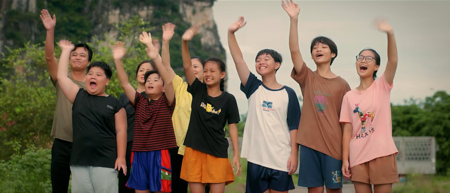 Huyền Lizzie trở lại phim giờ vàng với ' Cách em 1 milimet ' đầy cảm xúc - Ảnh 3. Huyền Lizzie trở lại phim giờ vàng với ' Cách em 1 milimet ' đầy cảm xúc - Ảnh 3.