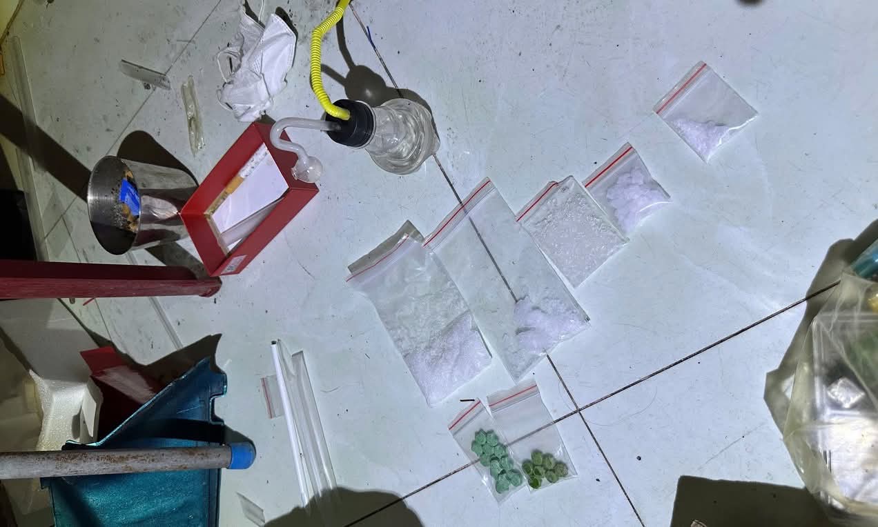 Bắt hai nghi phạm tàng trữ ma túy, lộ 'kho chứa' 14 xe máy nghi trộm cắp- Ảnh 2. Bắt hai nghi phạm tàng trữ ma túy, lộ 'kho chứa' 14 xe máy nghi trộm cắp- Ảnh 2.